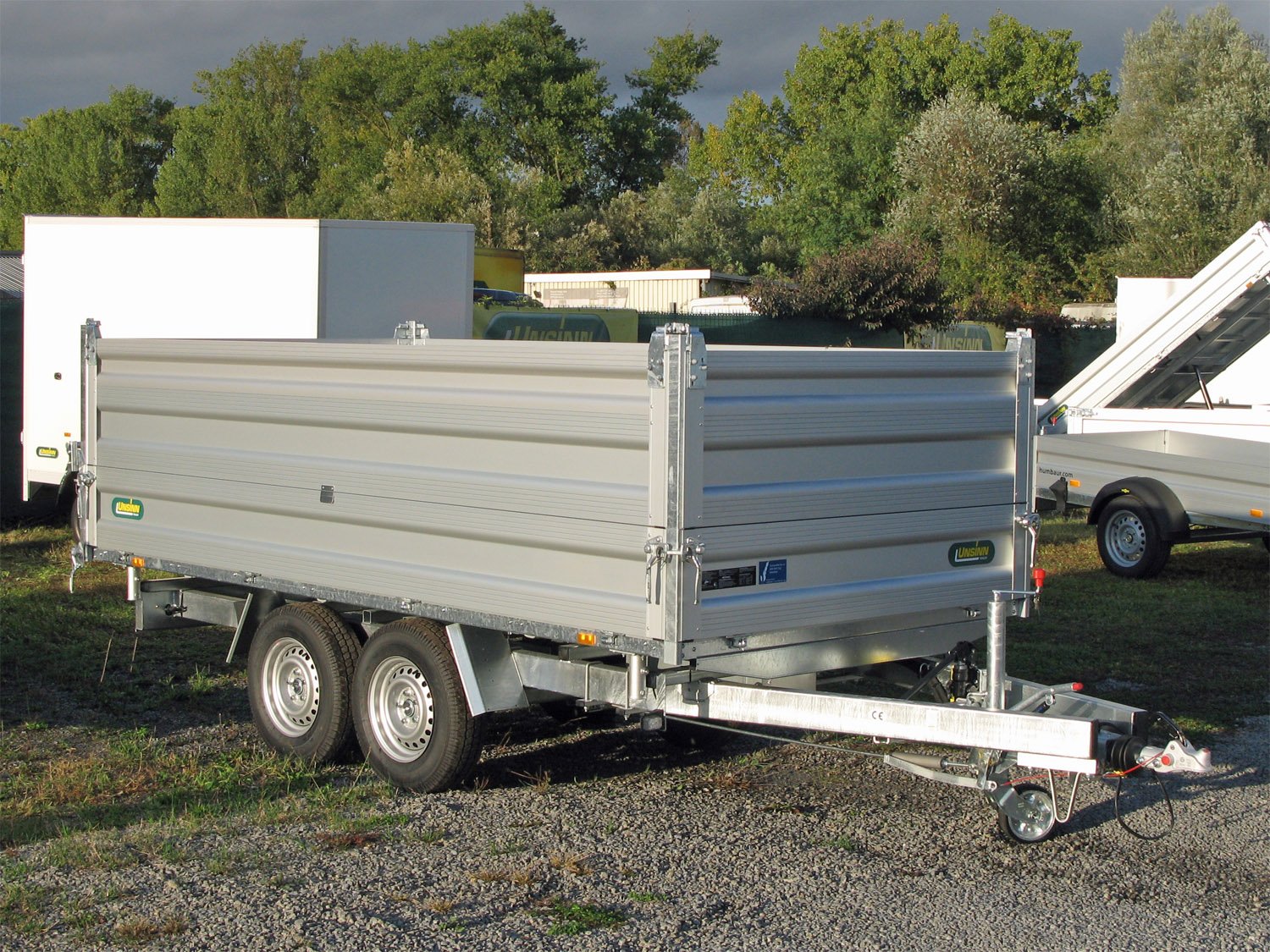 Unsinn 3-Seiten-Kipper UDK 3017-35-14 – 550er BW Aufsatz – Ladefläche 306 × 175 cm – 3500 kg – Tandemachser – Ansicht 5