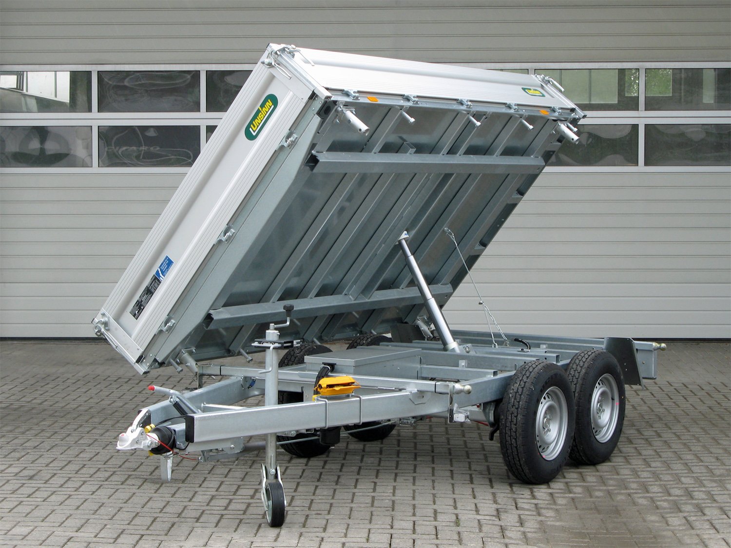 Unsinn 3-Seiten-Kipper UDK 3017-35-14 – E Pumpe Stahlboden 10 Zurrpins – Ladefläche 306 × 175 cm – 3500 kg – Tandemachser – Ansicht 1