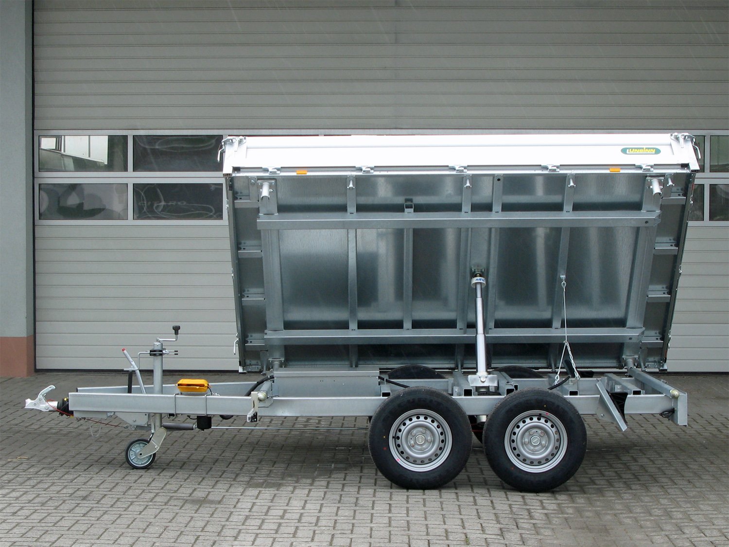 Unsinn 3-Seiten-Kipper UDK 3017-35-14 – E Pumpe Stahlboden 10 Zurrpins – Ladefläche 306 × 175 cm – 3500 kg – Tandemachser – Ansicht 2