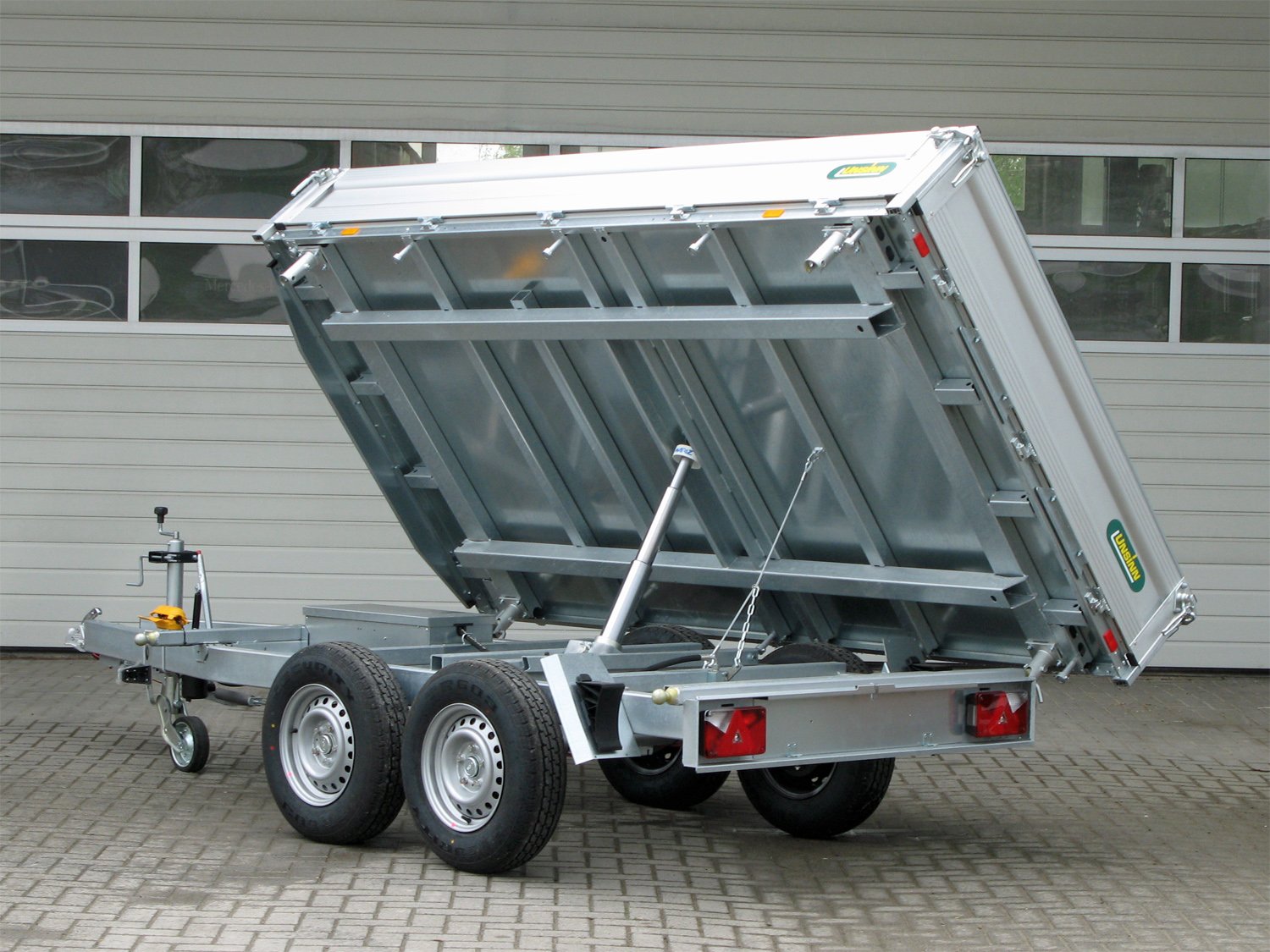 Unsinn 3-Seiten-Kipper UDK 3017-35-14 – E Pumpe Stahlboden 10 Zurrpins – Ladefläche 306 × 175 cm – 3500 kg – Tandemachser – Ansicht 3