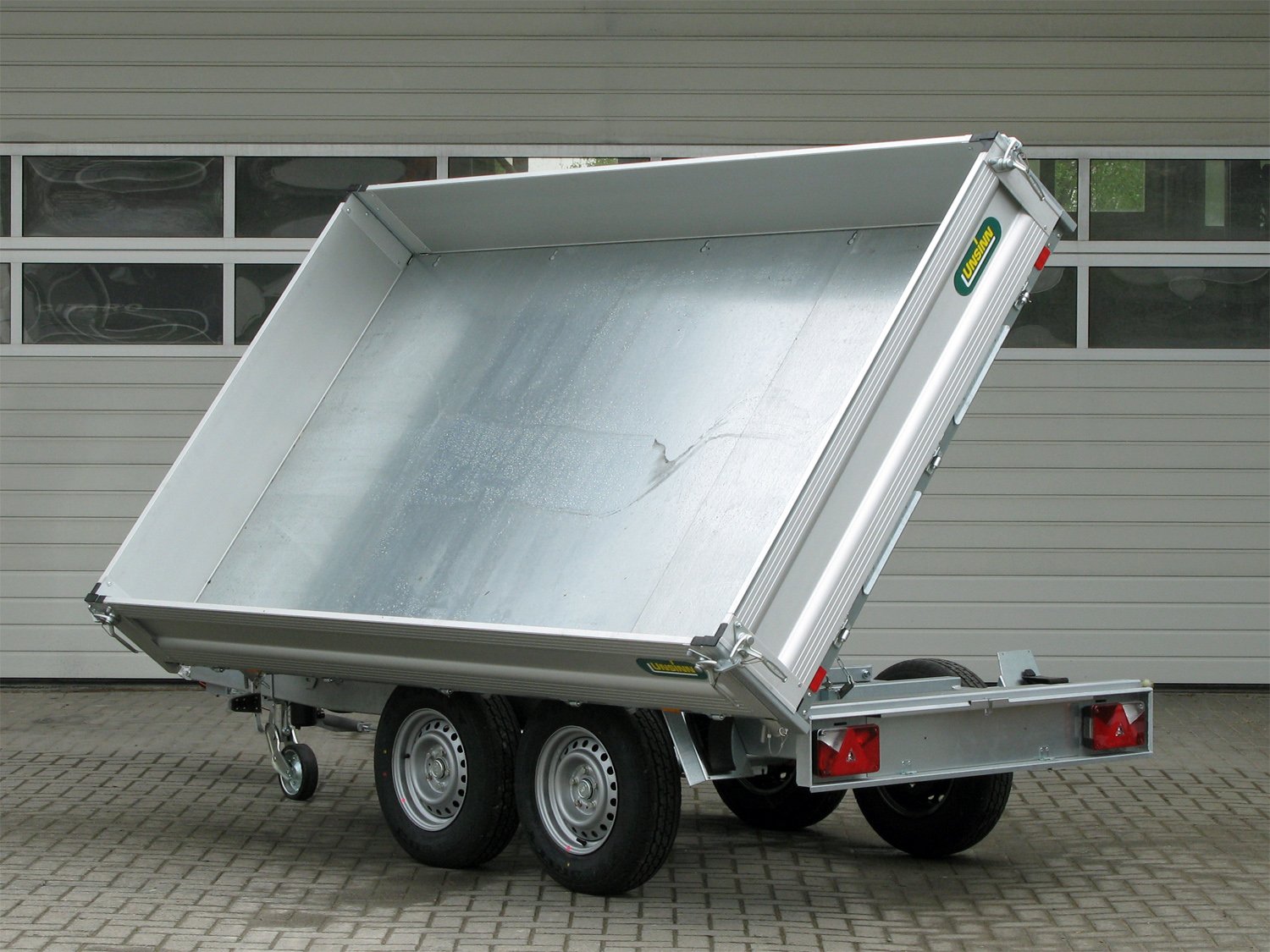 Unsinn 3-Seiten-Kipper UDK 3017-35-14 – E Pumpe Stahlboden 10 Zurrpins – Ladefläche 306 × 175 cm – 3500 kg – Tandemachser – Ansicht 4