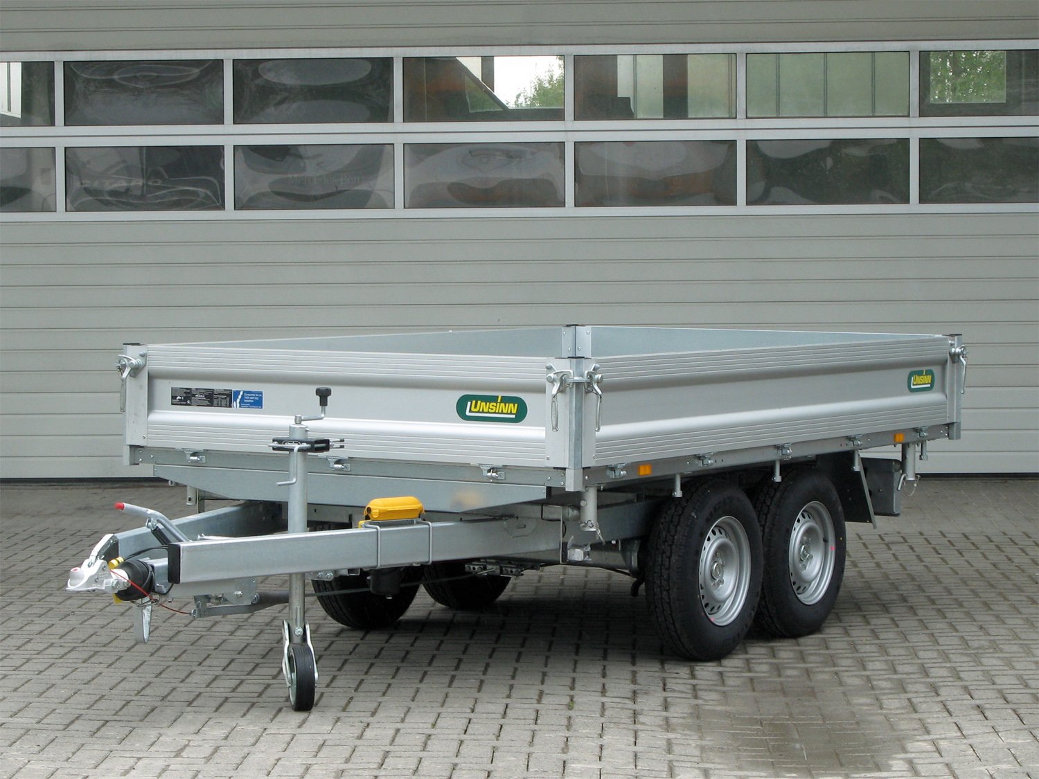 Unsinn 3-Seiten-Kipper UDK 3017-35-14 – E Pumpe Stahlboden 10 Zurrpins – Ladefläche 306 × 175 cm – 3500 kg – Tandemachser – Ansicht 5