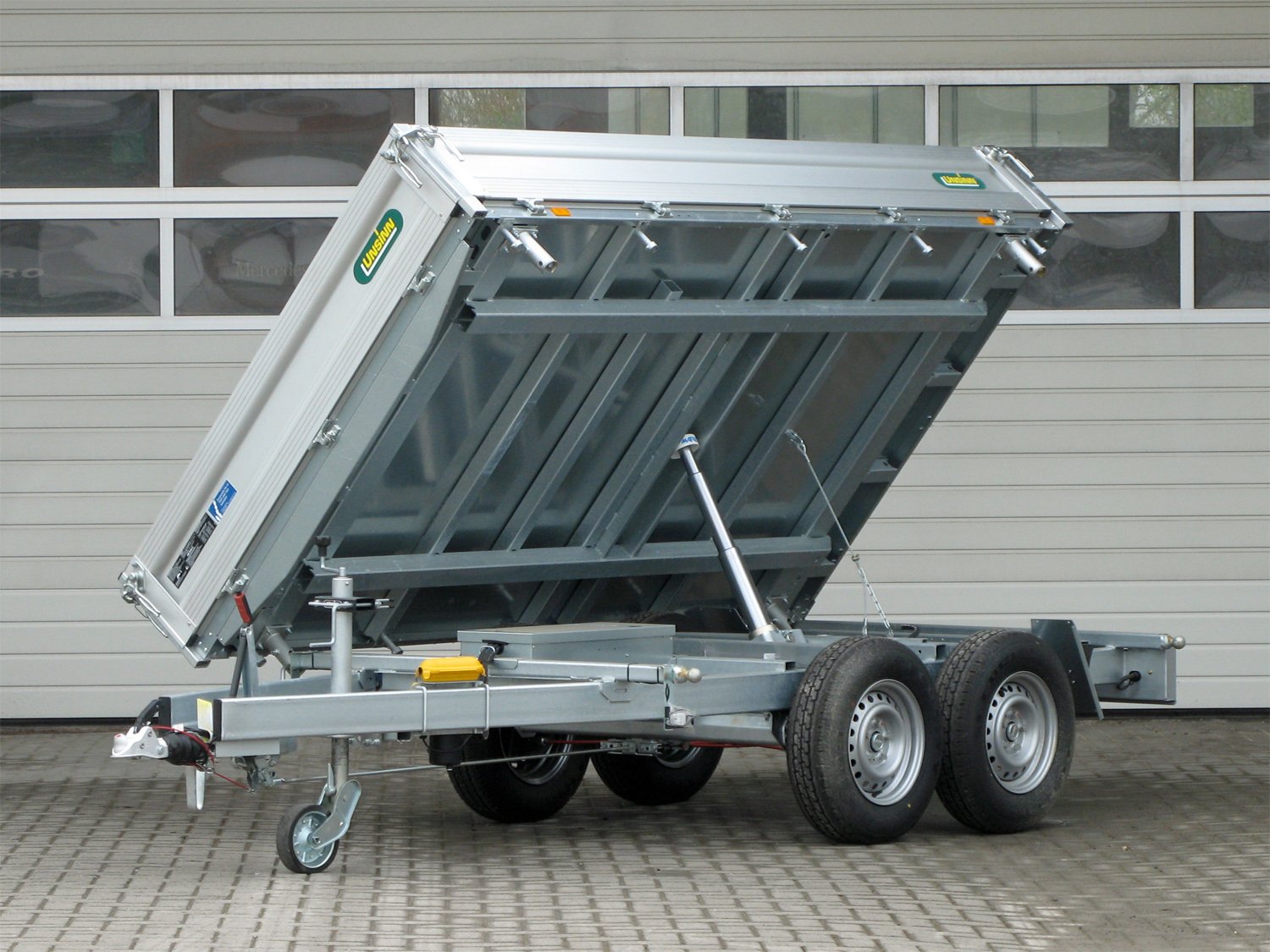 Unsinn 3-Seiten-Kipper UDK 3020-30-13 – E Pumpe, Stahlboden 10 Zurrpins Spinlock – Ladefläche 306 × 204 cm – 3000 kg – Tandemachser – Ansicht 1