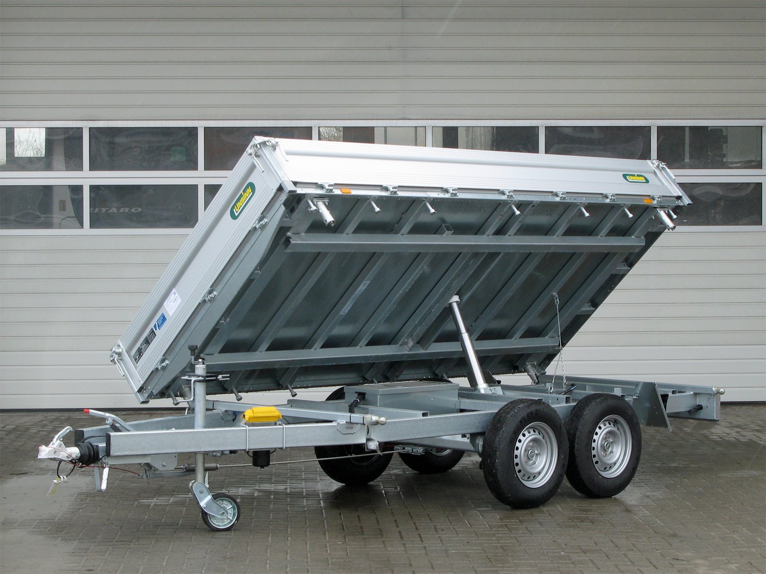 Unsinn 3-Seiten-Kipper UDK 3617-35-13 – E Pumpe, Stahlboden 14 Zurrpins – Ladefläche 366 × 175 cm – 3500 kg – Tandemachser – Ansicht 1