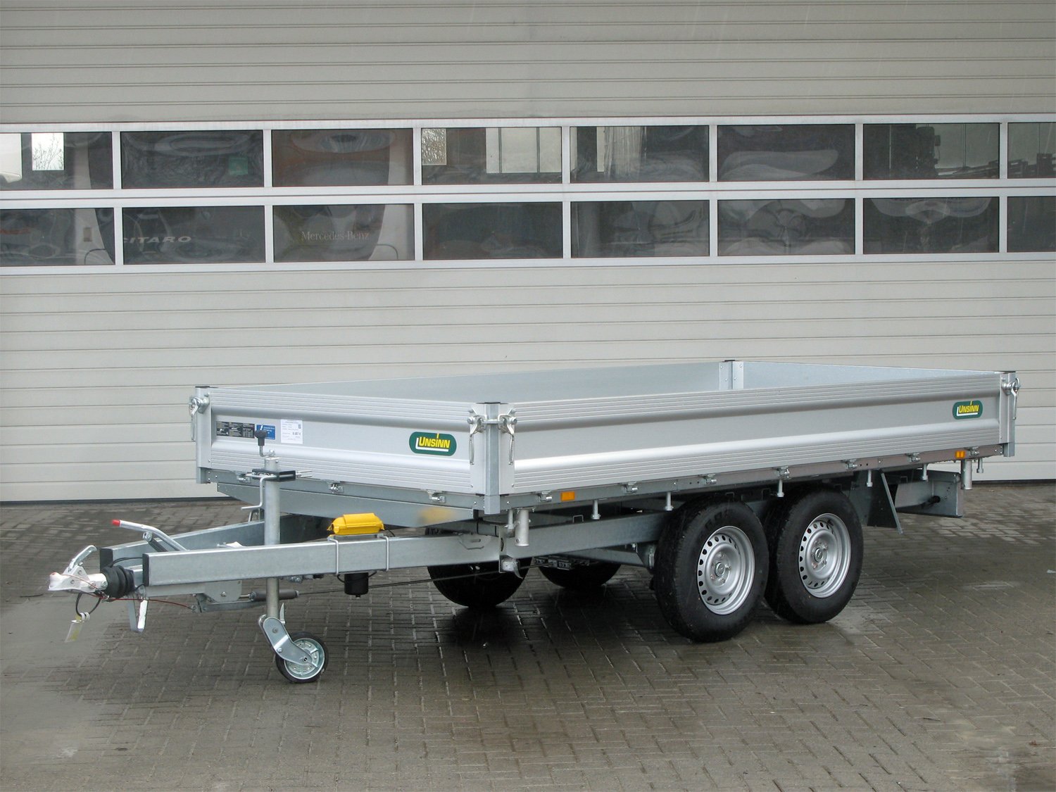 Unsinn 3-Seiten-Kipper UDK 3617-35-13 – E Pumpe, Stahlboden 14 Zurrpins – Ladefläche 366 × 175 cm – 3500 kg – Tandemachser – Ansicht 2