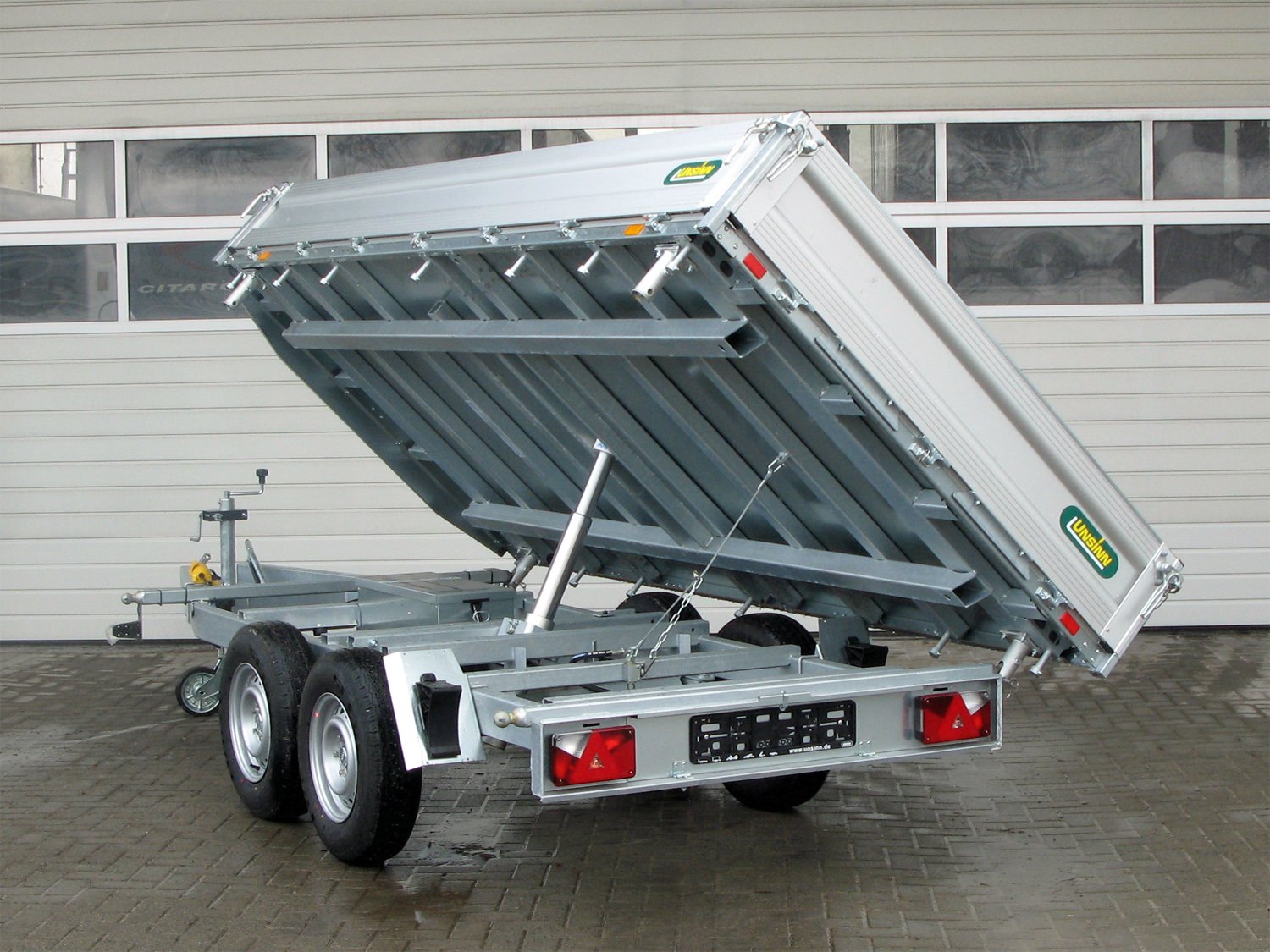 Unsinn 3-Seiten-Kipper UDK 3617-35-13 – E Pumpe, Stahlboden 14 Zurrpins – Ladefläche 366 × 175 cm – 3500 kg – Tandemachser – Ansicht 3