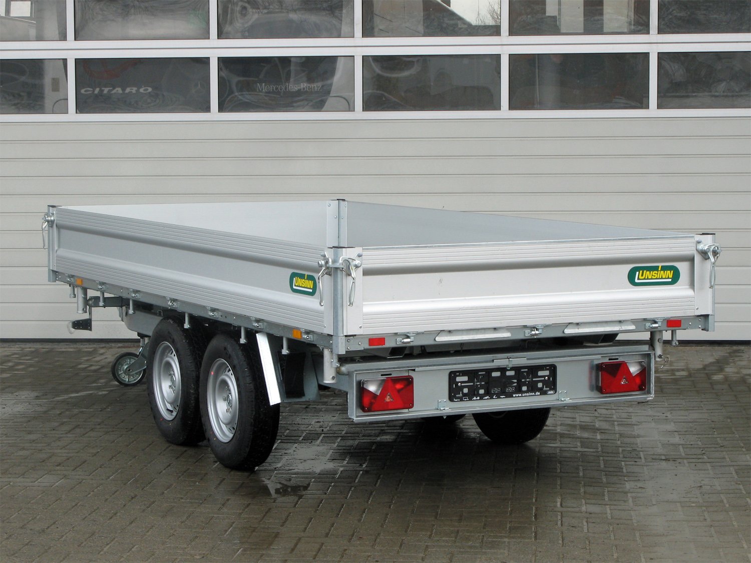 Unsinn 3-Seiten-Kipper UDK 3617-35-13 – E Pumpe, Stahlboden 14 Zurrpins – Ladefläche 366 × 175 cm – 3500 kg – Tandemachser – Ansicht 4