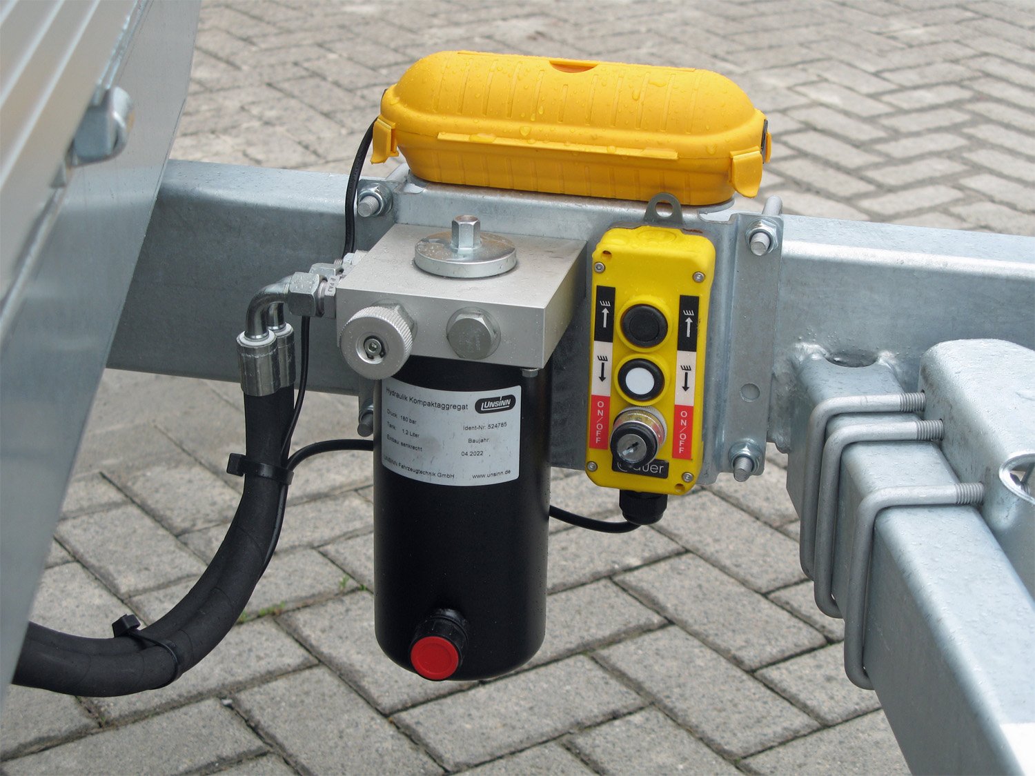 Unsinn 3-Seiten-Kipper UDK 3617-35-13 – E Pumpe, Stahlboden 14 Zurrpins – Ladefläche 366 × 175 cm – 3500 kg – Tandemachser – Ansicht 5