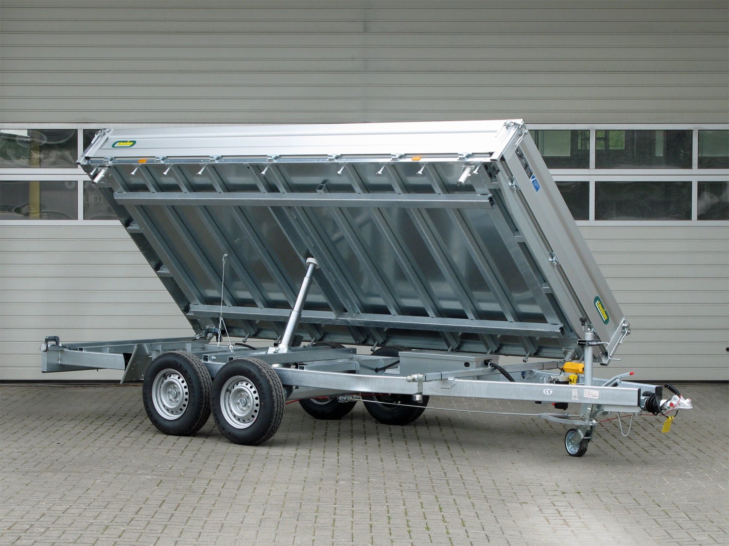 Unsinn 3-Seiten-Kipper UDK 4220-35-13 – E Pumpe Stahlboden 18 Zurrpins – Ladefläche 426 × 204 cm – 3500 kg – Tandemachser – Ansicht 1
