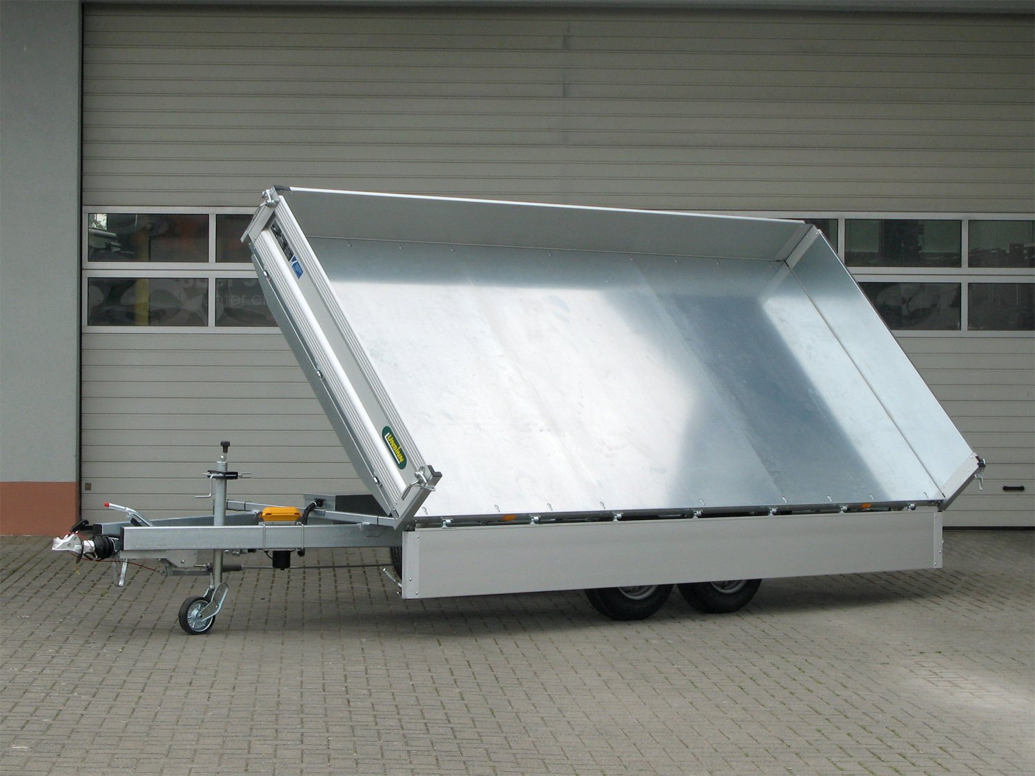 Unsinn 3-Seiten-Kipper UDK 4220-35-13 – E Pumpe Stahlboden 18 Zurrpins – Ladefläche 426 × 204 cm – 3500 kg – Tandemachser – Ansicht 2
