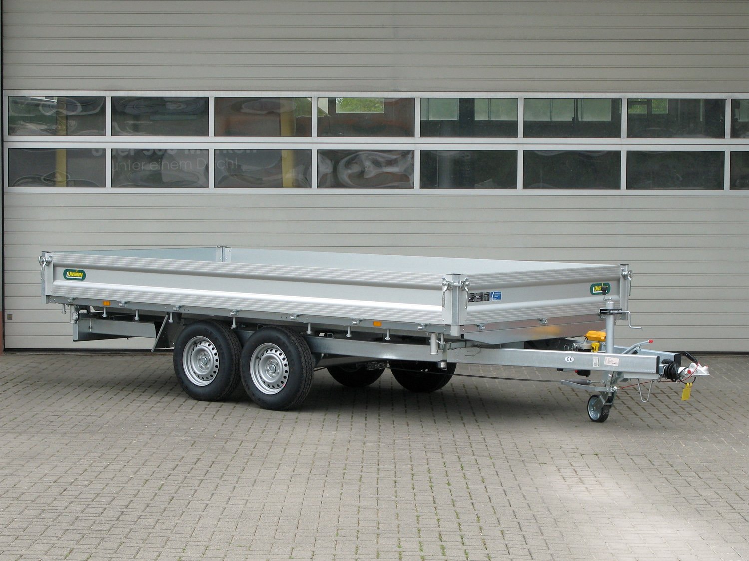 Unsinn 3-Seiten-Kipper UDK 4220-35-13 – E Pumpe Stahlboden 18 Zurrpins – Ladefläche 426 × 204 cm – 3500 kg – Tandemachser – Ansicht 3