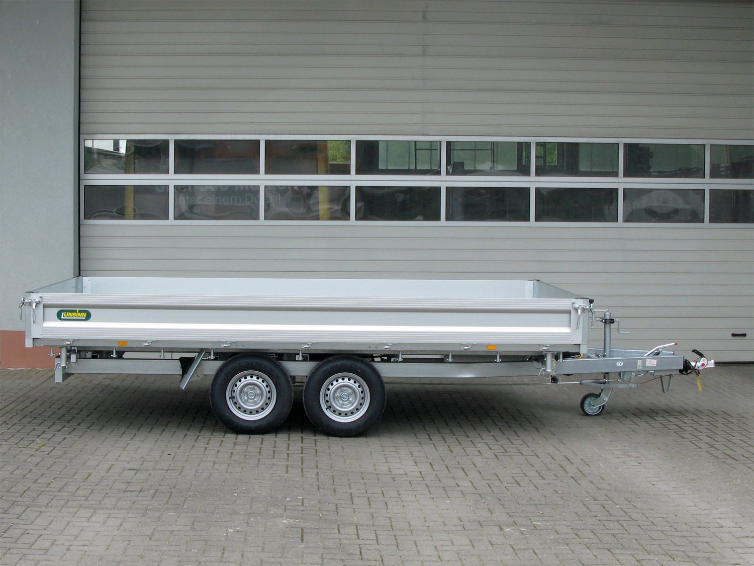 Unsinn 3-Seiten-Kipper UDK 4220-35-13 – E Pumpe Stahlboden 18 Zurrpins – Ladefläche 426 × 204 cm – 3500 kg – Tandemachser – Ansicht 4