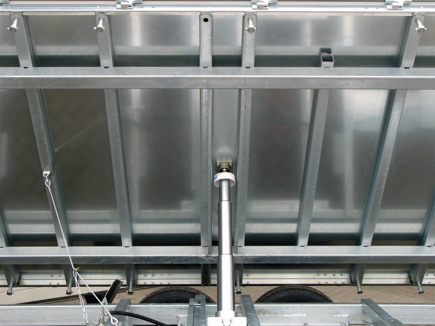 Unsinn 3-Seiten-Kipper UDK 4220-35-13 – E Pumpe Stahlboden 18 Zurrpins – Ladefläche 426 × 204 cm – 3500 kg – Tandemachser – Ansicht 5