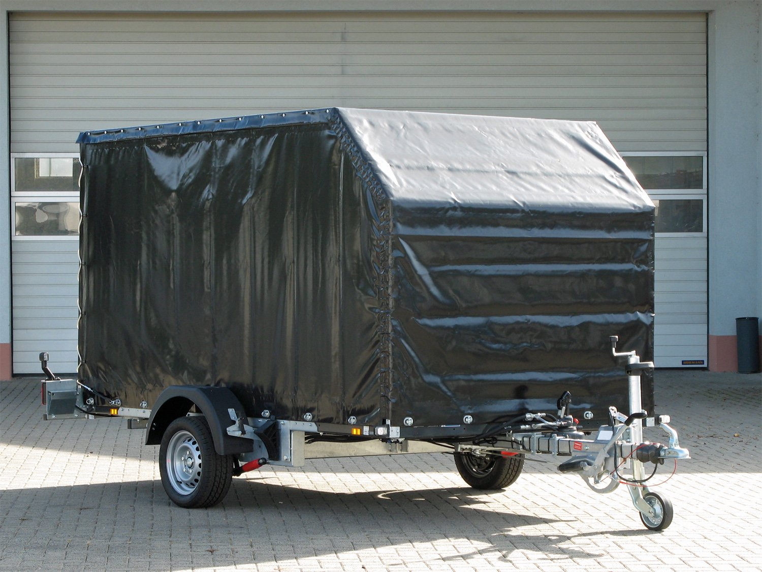 Unsinn Absenkanhänger UA 3118-15-13 – Planenaufbau Absenkanhänger 100km/h – Ladefläche 315 × 180 cm – 1500 kg – Einachser – Ansicht 1