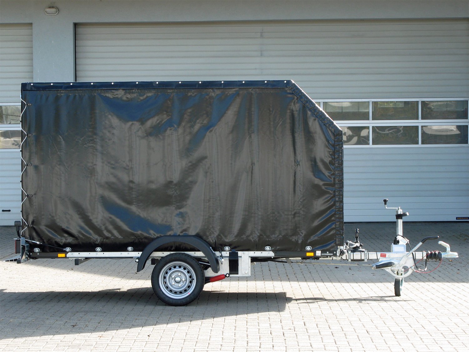 Unsinn Absenkanhänger UA 3118-15-13 – Planenaufbau Absenkanhänger 100km/h – Ladefläche 315 × 180 cm – 1500 kg – Einachser – Ansicht 2