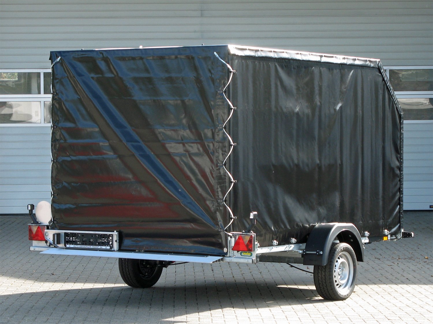 Unsinn Absenkanhänger UA 3118-15-13 – Planenaufbau Absenkanhänger 100km/h – Ladefläche 315 × 180 cm – 1500 kg – Einachser – Ansicht 3