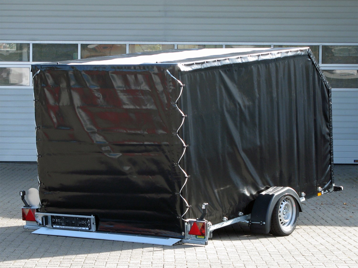 Unsinn Absenkanhänger UA 3118-15-13 – Planenaufbau Absenkanhänger 100km/h – Ladefläche 315 × 180 cm – 1500 kg – Einachser – Ansicht 4