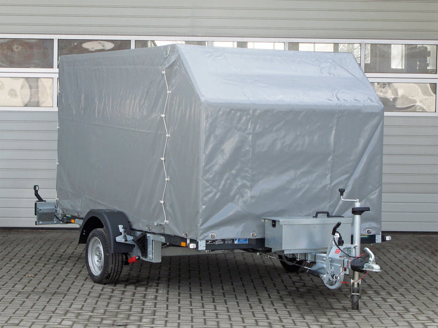 Unsinn Absenkanhänger UA 3118-18-13 – Planenaufbau Absenkanhänger 100km/h – Ladefläche 315 × 180 cm – 1800 kg – Einachser – Ansicht 1