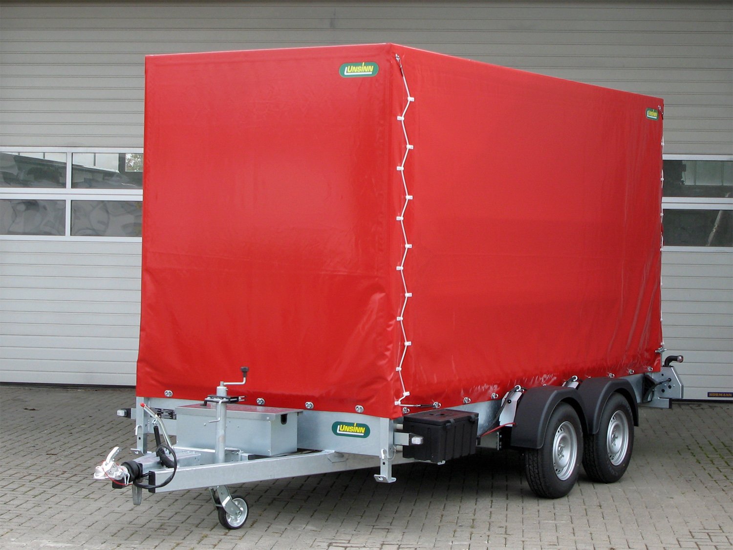 Unsinn Absenkanhänger UAG 4217-35-14-E-HP – Absenkanhänger E Pumpe Planenaufbau – Ladefläche 426 × 175 cm – 3500 kg – Tandemachser – Ansicht 1