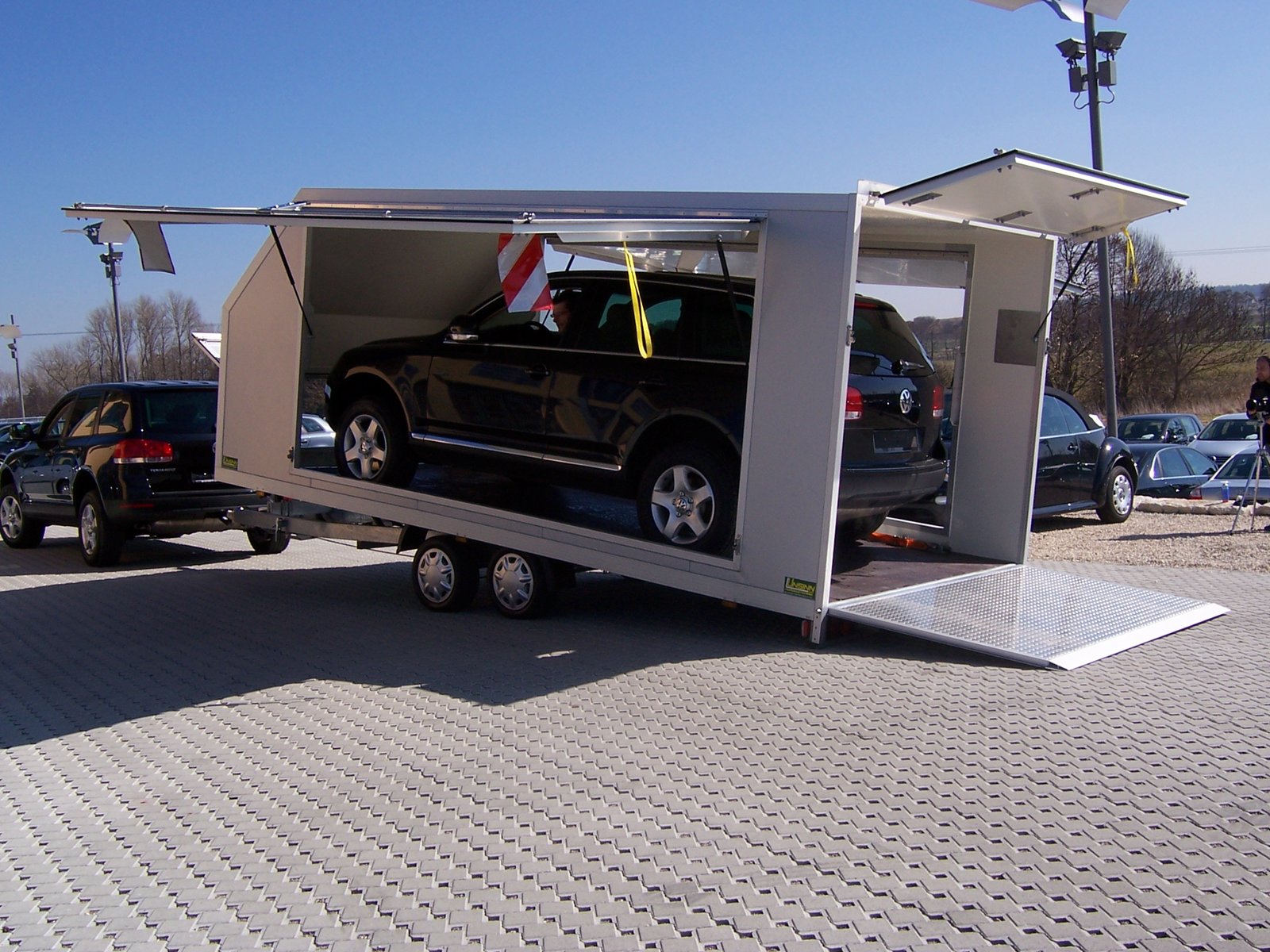 Unsinn Autotransporter UKF 5423-35-13 – Fahrzeugtransporter kippbar Sandwichkoffer – 3500 kg – Tandemachser – Ansicht 1