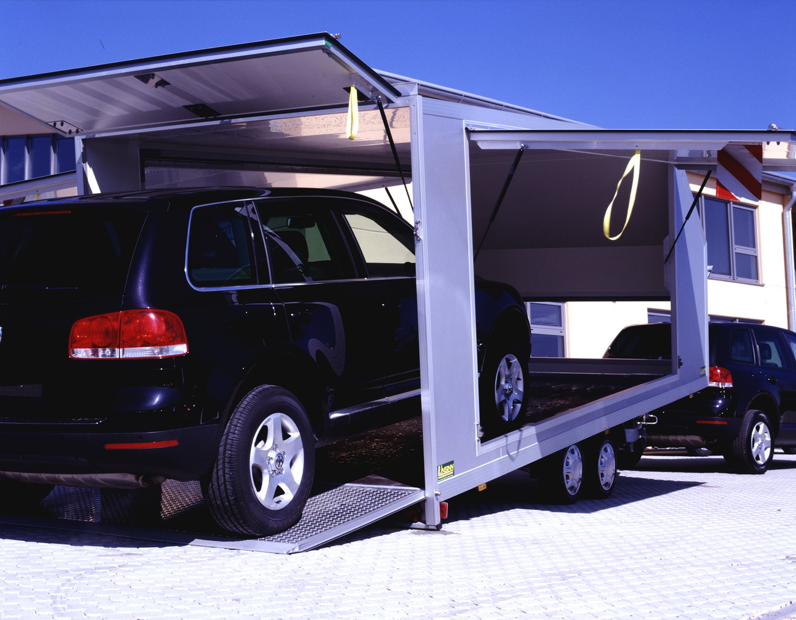Unsinn Autotransporter UKF 5423-35-13 – Fahrzeugtransporter kippbar Sandwichkoffer – 3500 kg – Tandemachser – Ansicht 2