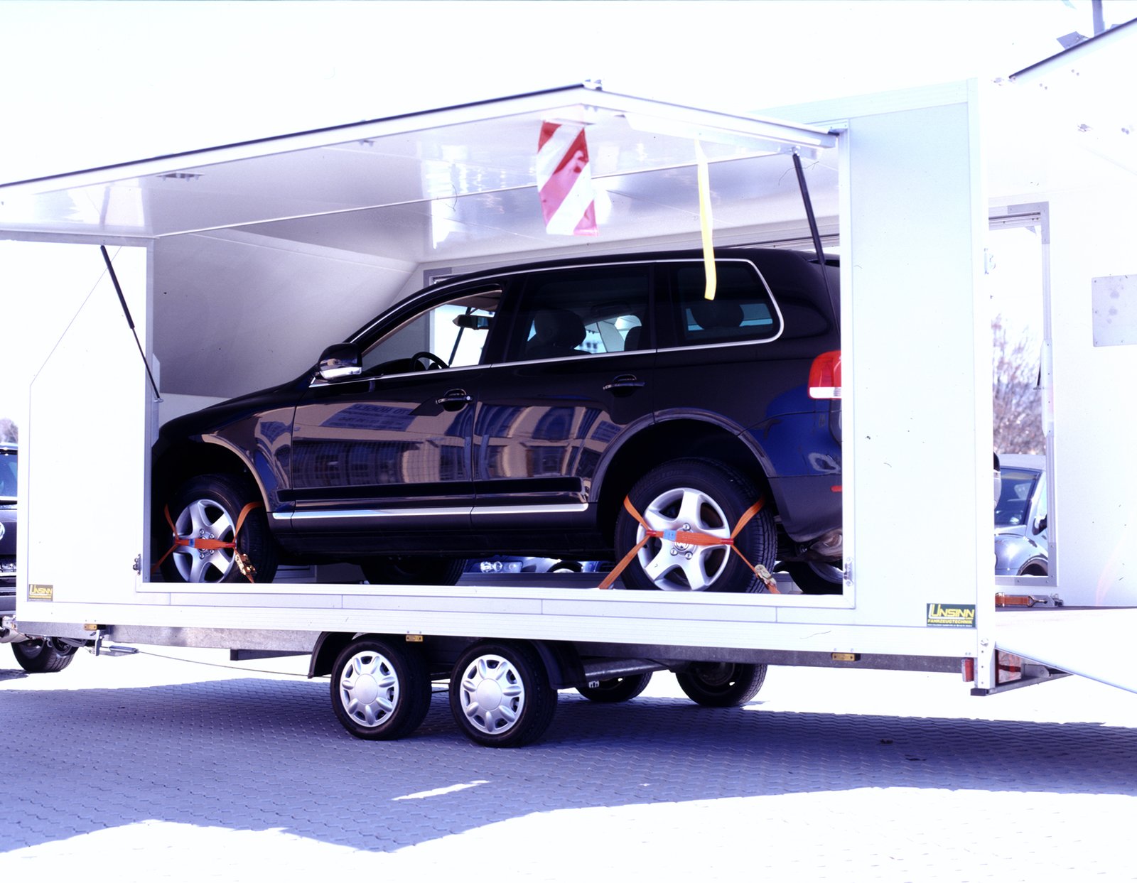 Unsinn Autotransporter UKF 5423-35-13 – Fahrzeugtransporter kippbar Sandwichkoffer – 3500 kg – Tandemachser – Ansicht 3