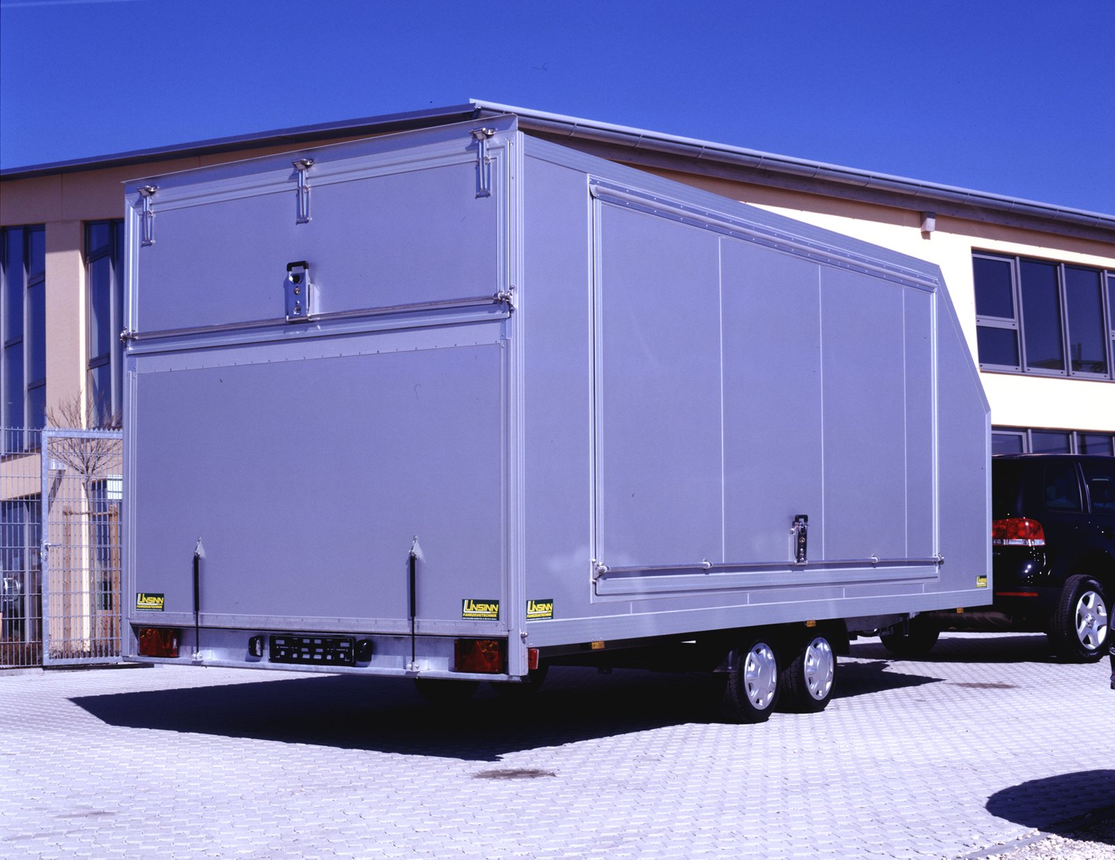 Unsinn Autotransporter UKF 5423-35-13 – Fahrzeugtransporter kippbar Sandwichkoffer – 3500 kg – Tandemachser – Ansicht 5