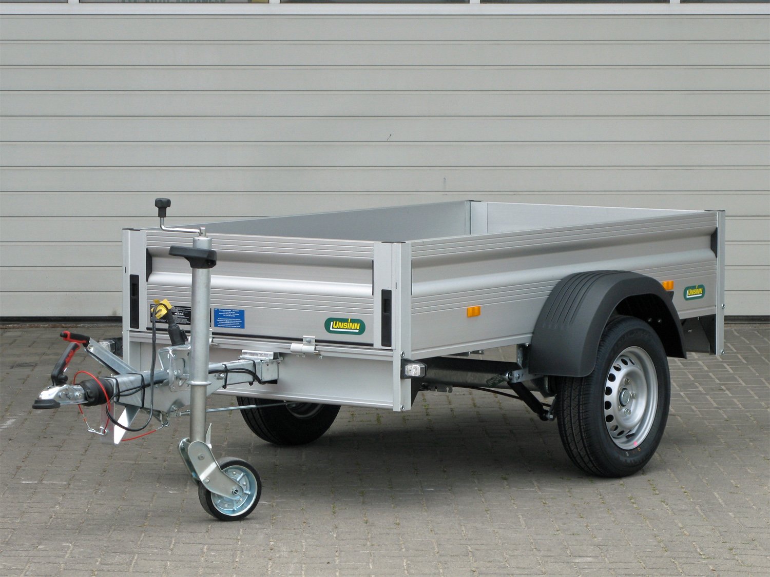 Unsinn Kastenanhänger UT 2111-10-13 – Frontklappe, 100 km/h, Stützrad – Ladefläche 210 × 110 cm – 1000 kg – Einachser – Ansicht 1