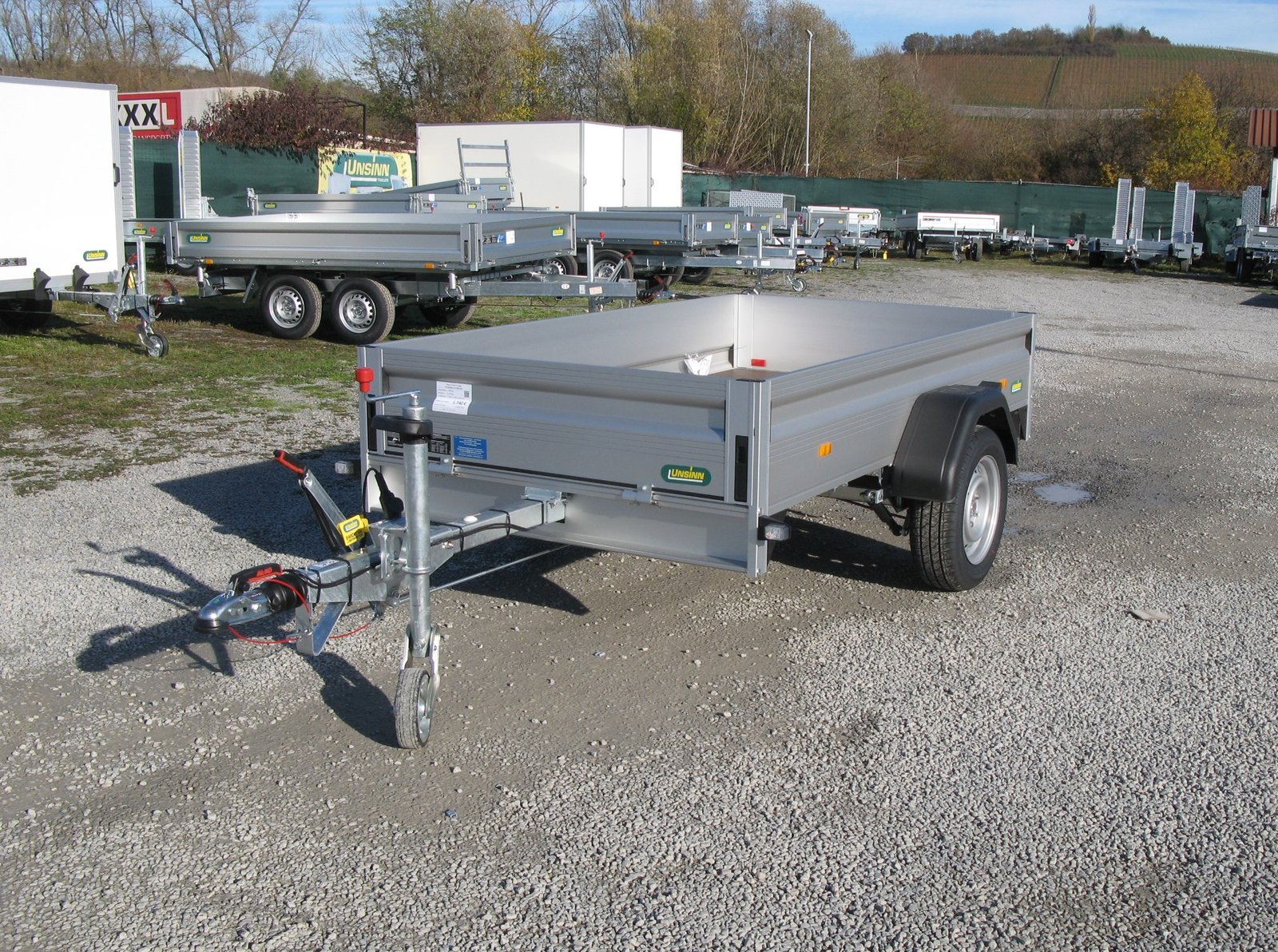 Unsinn Kastenanhänger UT 2514-13-14 – Frontklappe und 100 km/h – Ladefläche 250 × 140 cm – 1300 kg – Einachser – Ansicht 1
