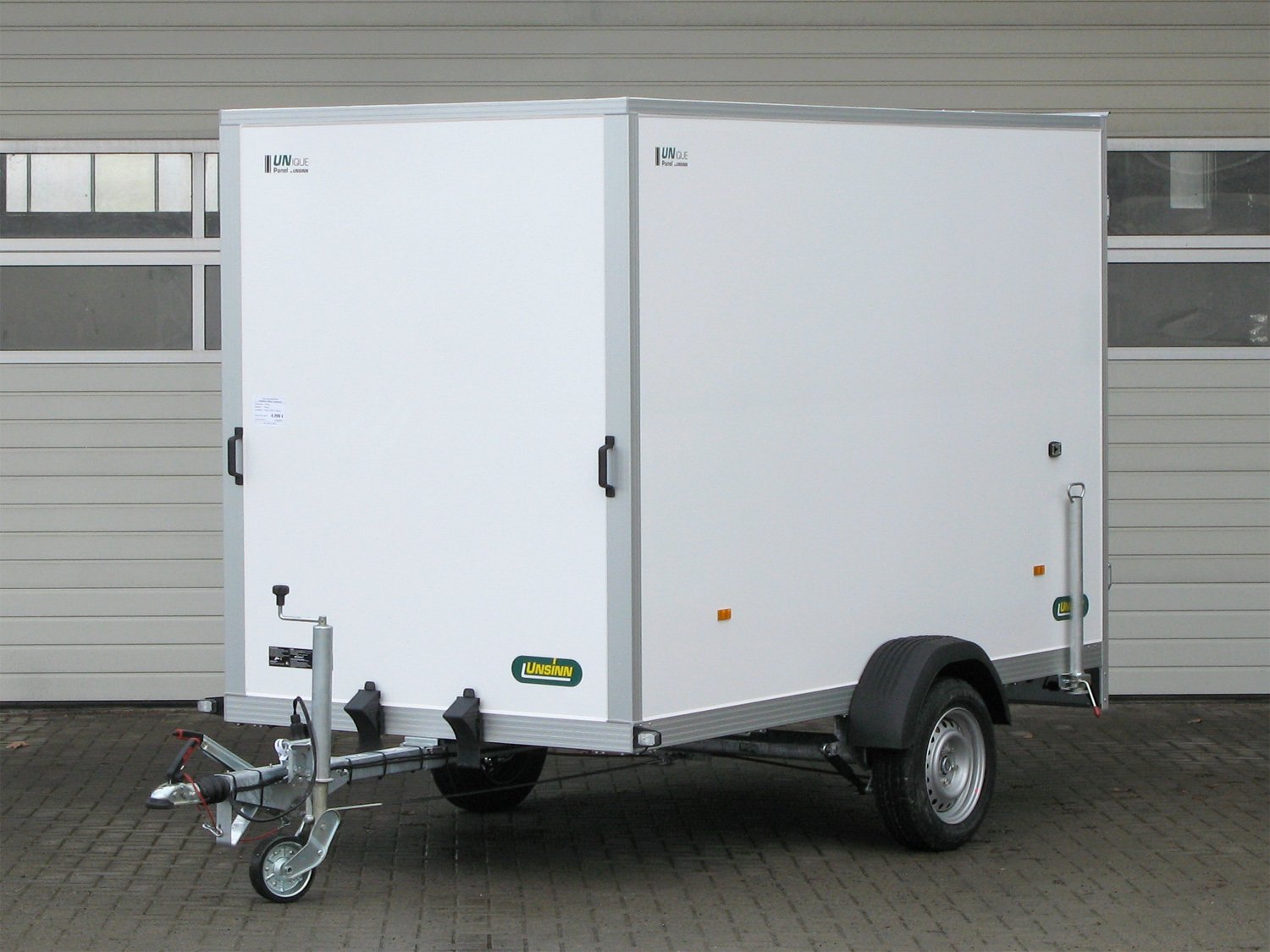 Unsinn Kofferanhänger UKU 301519-14-14 – Facelift 2026 / Lüftungsgitter, 100km/h – Ladefläche 305 × 157 cm – 1400 kg – Einachser – Ansicht 1