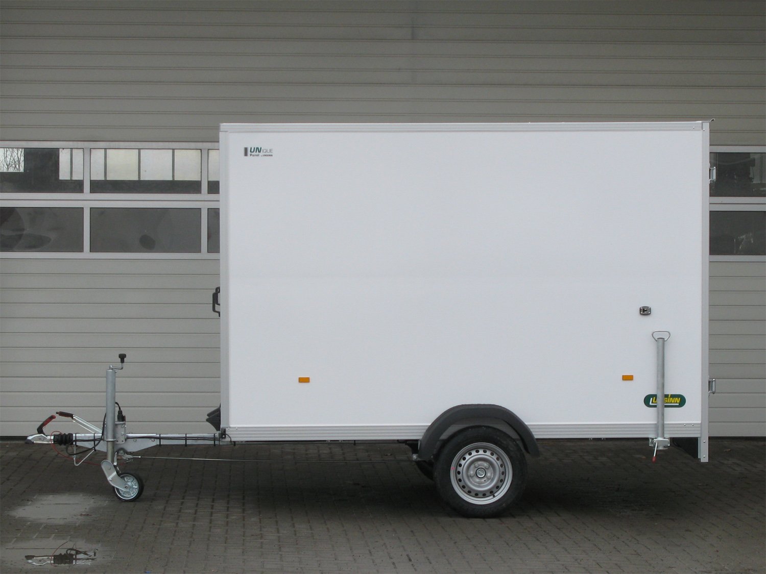 Unsinn Kofferanhänger UKU 301519-14-14 – Facelift 2026 / Lüftungsgitter, 100km/h – Ladefläche 305 × 157 cm – 1400 kg – Einachser – Ansicht 2