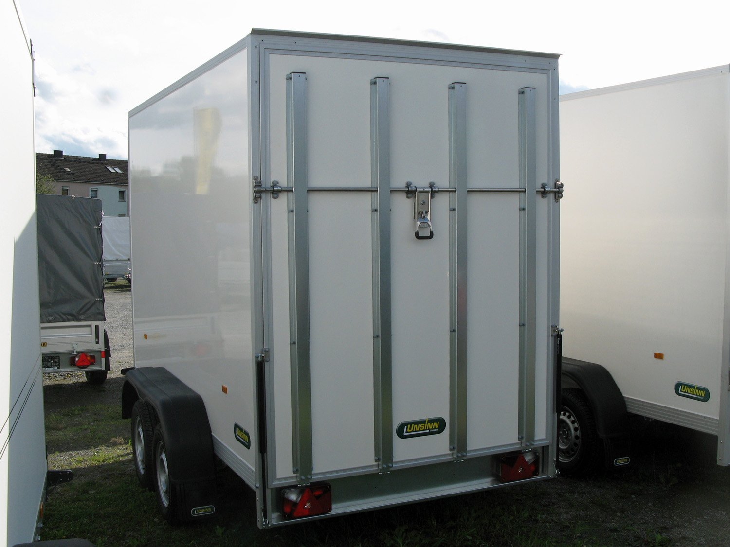 Unsinn Kofferanhänger UKU 301519-20-13 – mit Rampe. Stäbchenzurrleiste – Ladefläche 305 × 157 cm – 2000 kg – Tandemachser – Ansicht 2