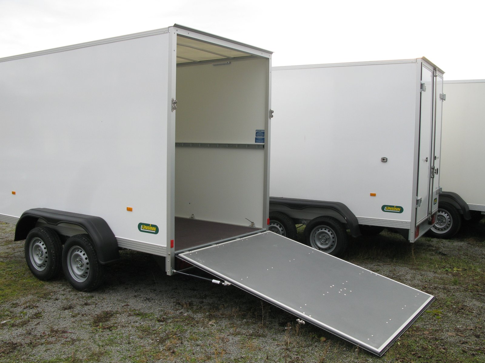 Unsinn Kofferanhänger UKU 301519-20-13 – mit Rampe. Stäbchenzurrleiste – Ladefläche 305 × 157 cm – 2000 kg – Tandemachser – Ansicht 4