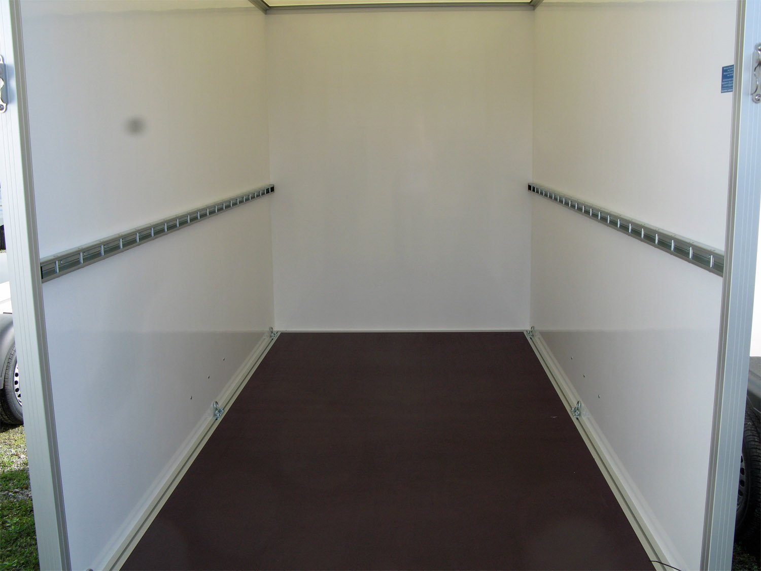 Unsinn Kofferanhänger UKU 301519-20-13 – mit Rampe. Stäbchenzurrleiste – Ladefläche 305 × 157 cm – 2000 kg – Tandemachser – Ansicht 5
