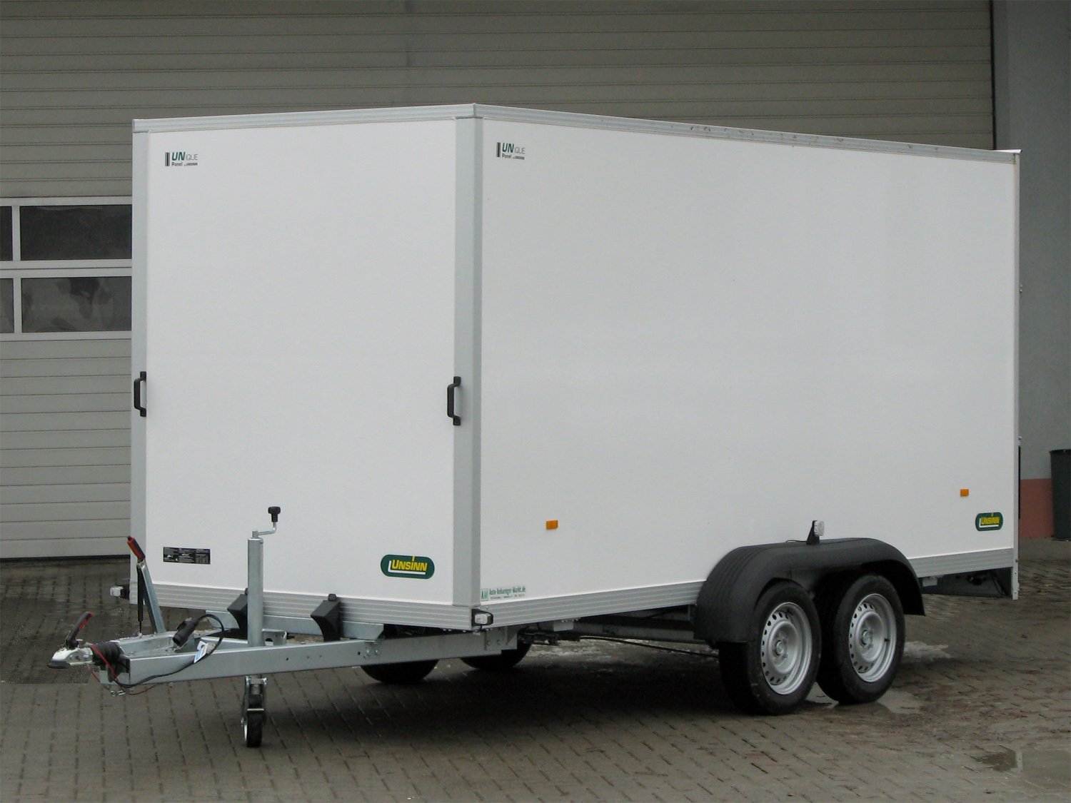 Unsinn Kofferanhänger UKU 421719-26-14 – Auffahrklappe rutschhemmend – Ladefläche 426 × 175 cm – 2600 kg – Tandemachser – Ansicht 1