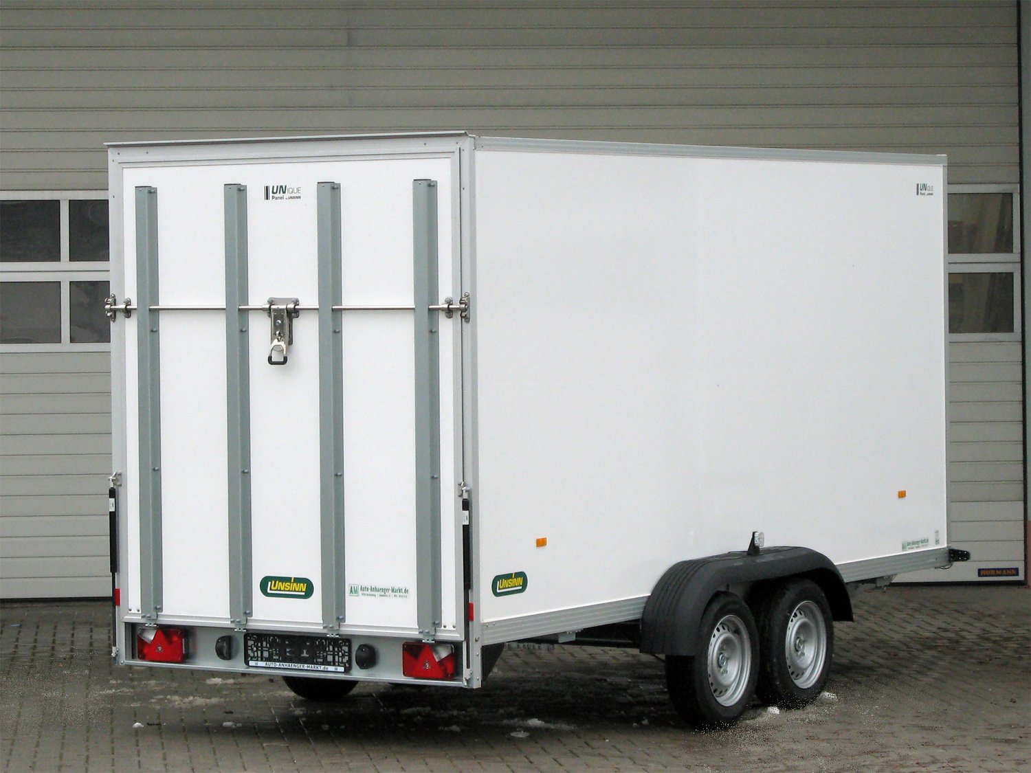 Unsinn Kofferanhänger UKU 421719-26-14 – Auffahrklappe rutschhemmend – Ladefläche 426 × 175 cm – 2600 kg – Tandemachser – Ansicht 2