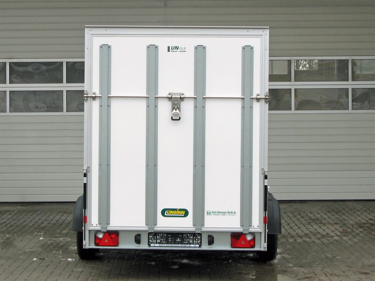 Unsinn Kofferanhänger UKU 421719-26-14 – Auffahrklappe rutschhemmend – Ladefläche 426 × 175 cm – 2600 kg – Tandemachser – Ansicht 3