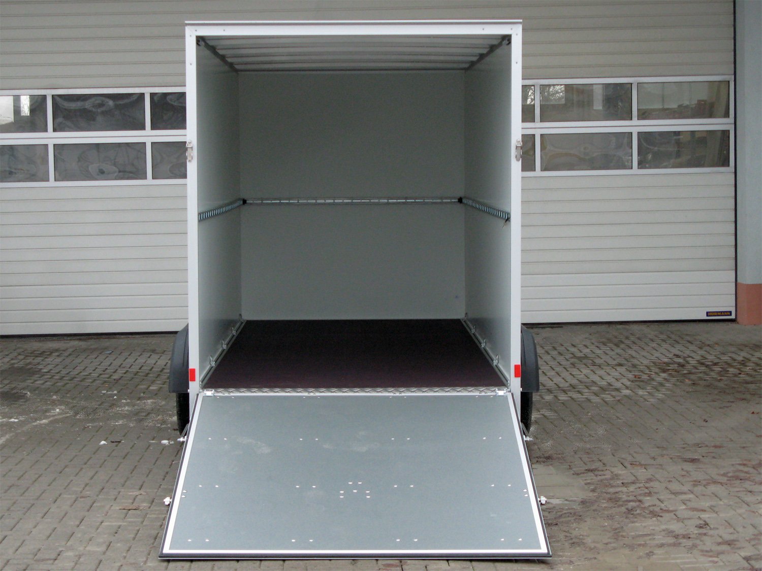 Unsinn Kofferanhänger UKU 421719-26-14 – Auffahrklappe rutschhemmend – Ladefläche 426 × 175 cm – 2600 kg – Tandemachser – Ansicht 4