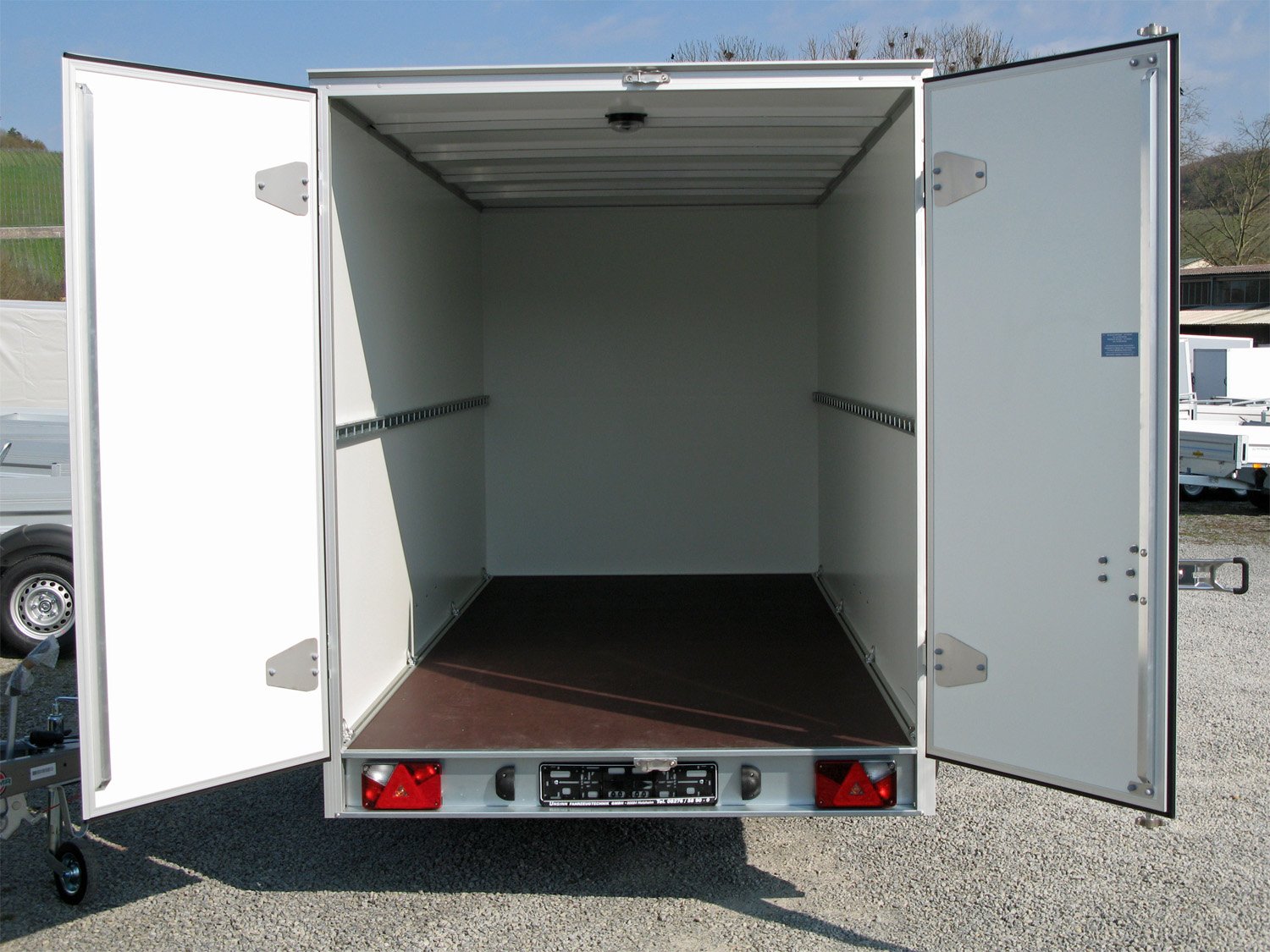 Unsinn Kofferanhänger UKU 421719-30-14 – Ladefläche 426 × 175 cm – 3000 kg – Tandemachser – Ansicht 5