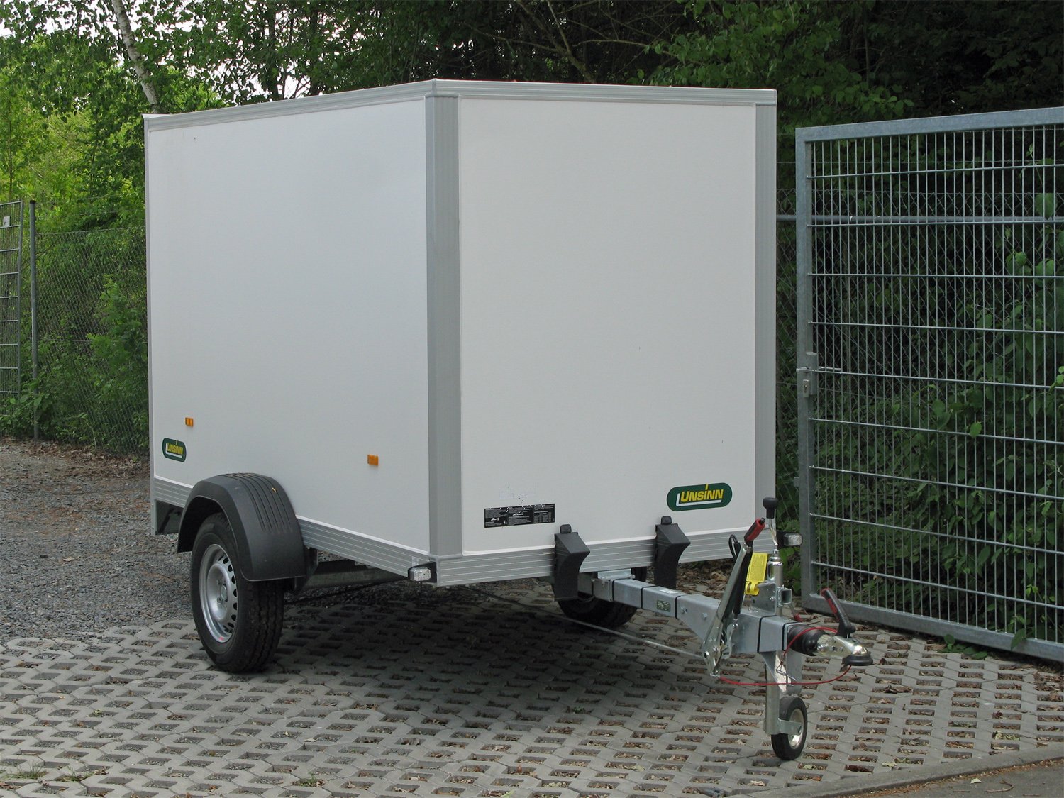 Unsinn Kofferanhänger WEB 40 K 251215-13-13 – 1-Achs, gebremst – Ladefläche 255 × 128 cm – 1300 kg – Einachser – Ansicht 1