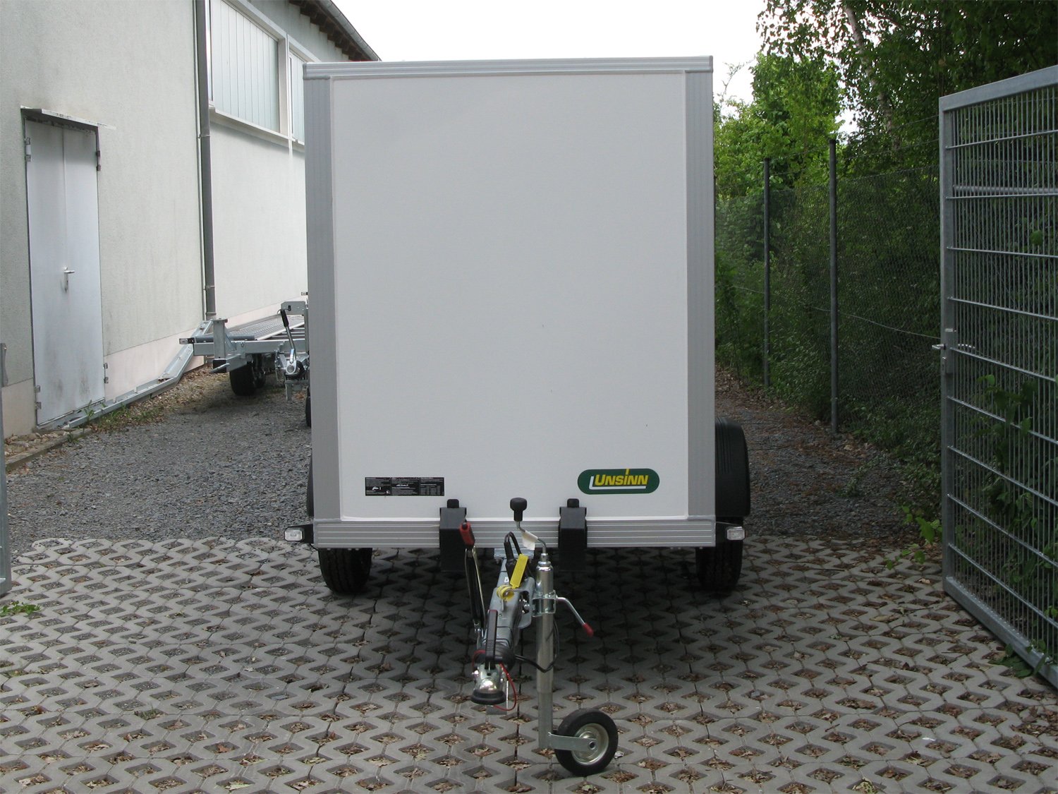 Unsinn Kofferanhänger WEB 40 K 251215-13-13 – 1-Achs, gebremst – Ladefläche 255 × 128 cm – 1300 kg – Einachser – Ansicht 2
