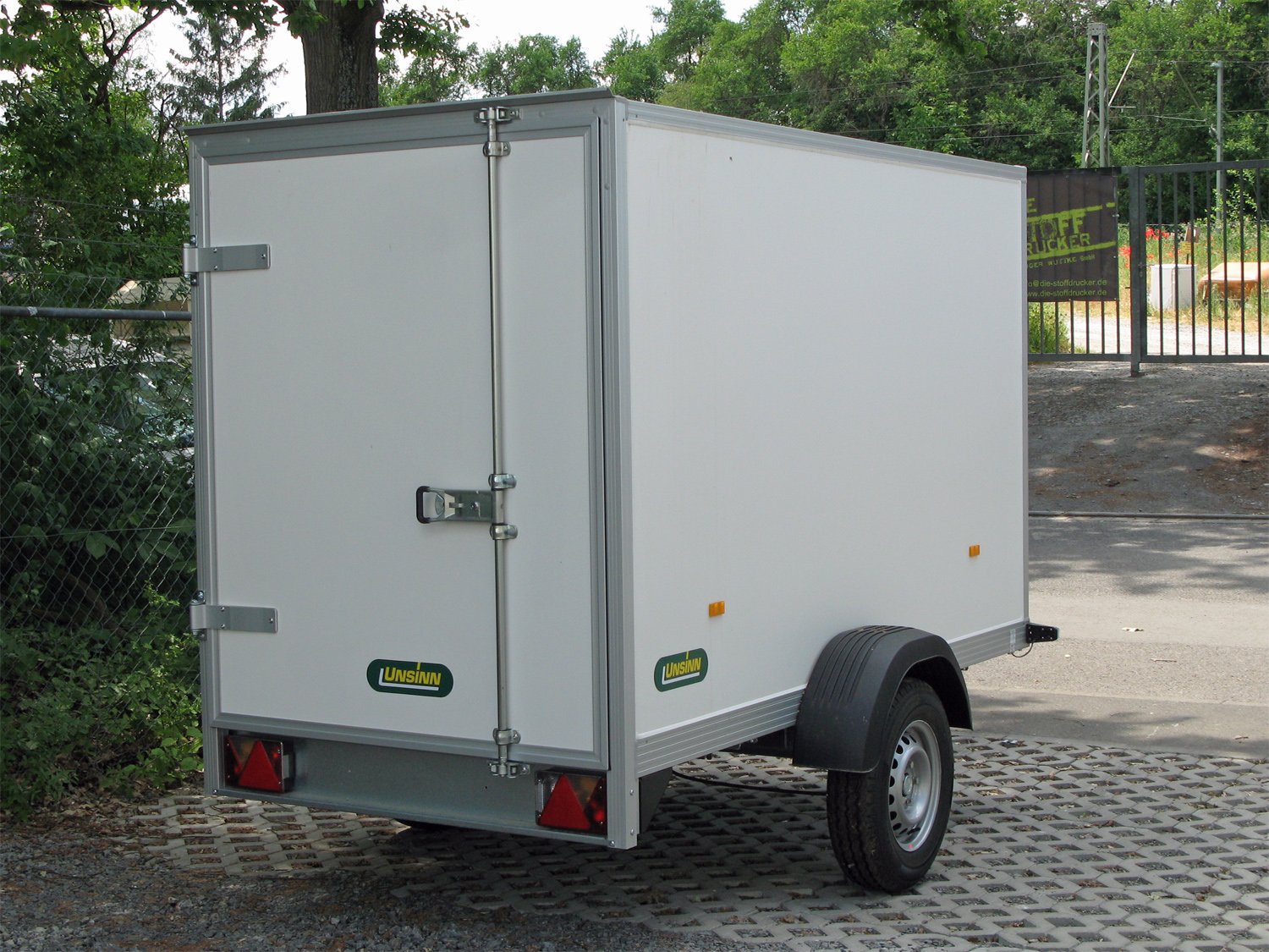 Unsinn Kofferanhänger WEB 40 K 251215-13-13 – 1-Achs, gebremst – Ladefläche 255 × 128 cm – 1300 kg – Einachser – Ansicht 3