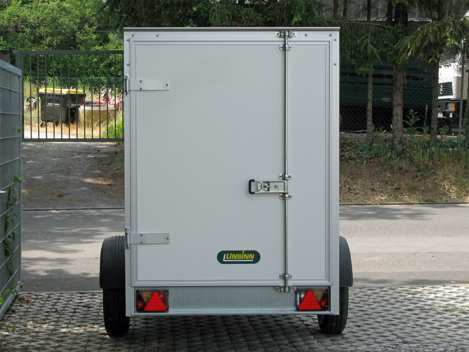Unsinn Kofferanhänger WEB 40 K 251215-13-13 – 1-Achs, gebremst – Ladefläche 255 × 128 cm – 1300 kg – Einachser – Ansicht 4