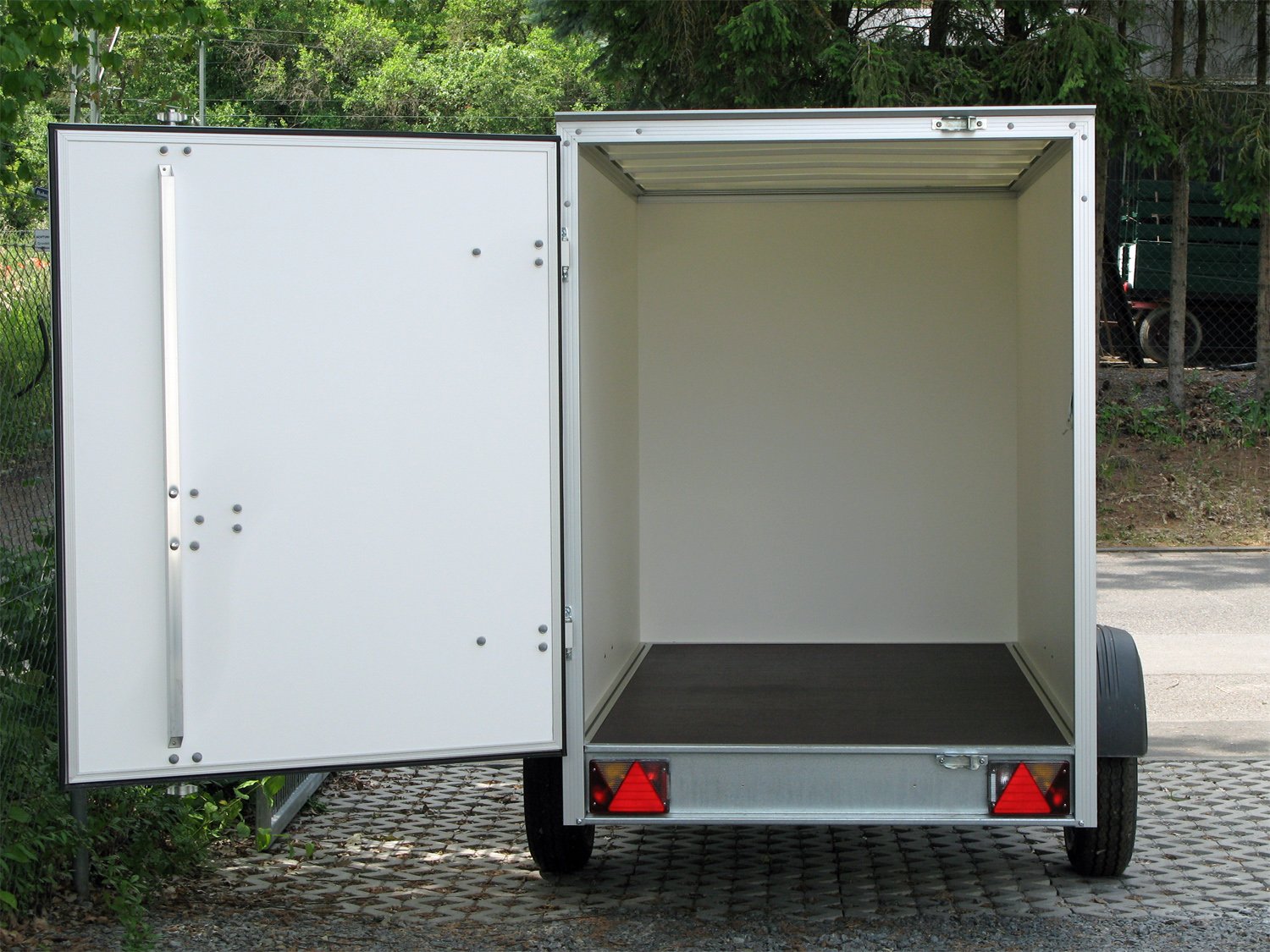 Unsinn Kofferanhänger WEB 40 K 251215-13-13 – 1-Achs, gebremst – Ladefläche 255 × 128 cm – 1300 kg – Einachser – Ansicht 5