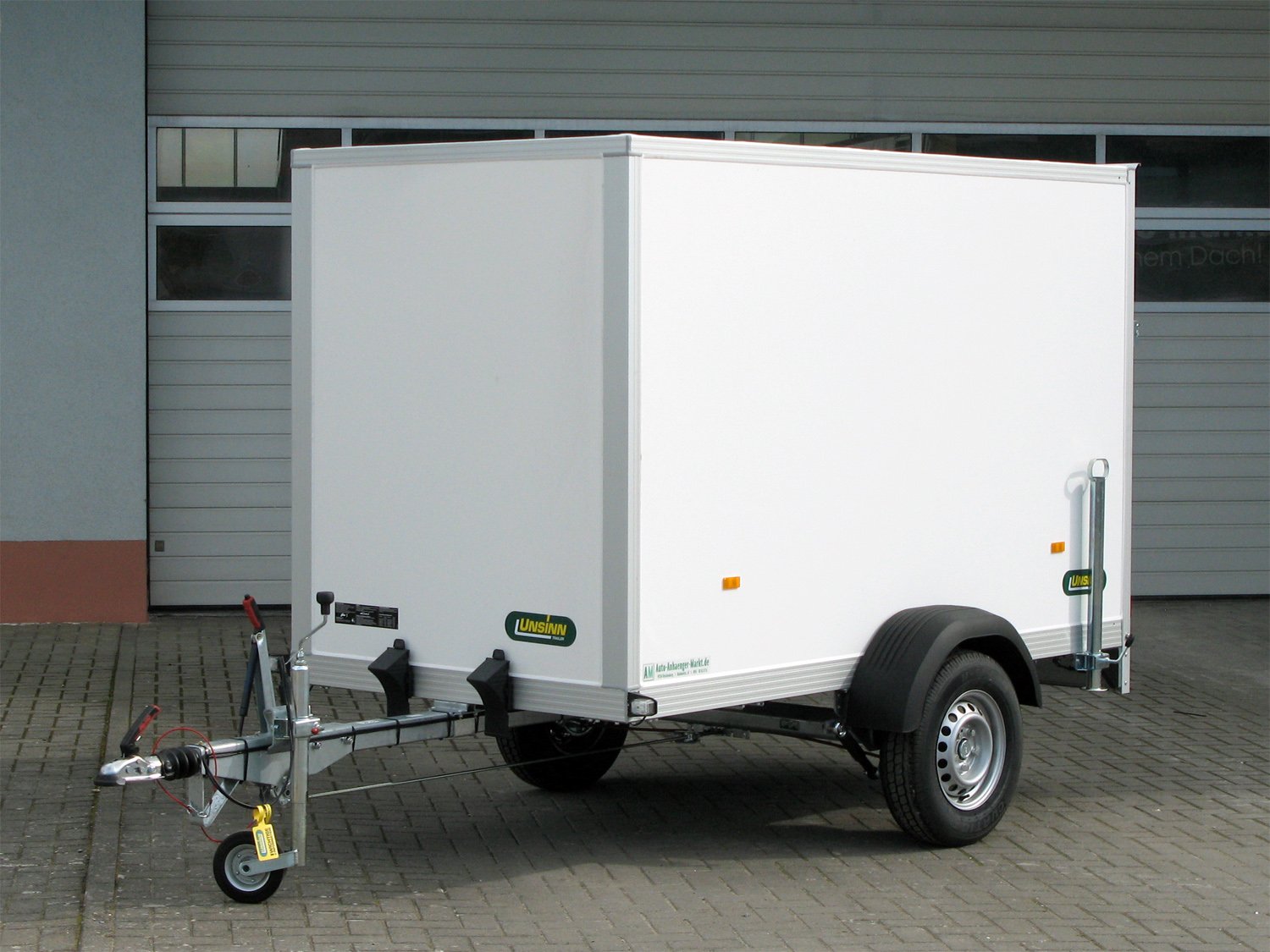 Unsinn Kofferanhänger WEB 42 K 251215-13-13 – Rampe, 1-Achs, gebremst – Ladefläche 255 × 128 cm – 1300 kg – Einachser – Ansicht 1