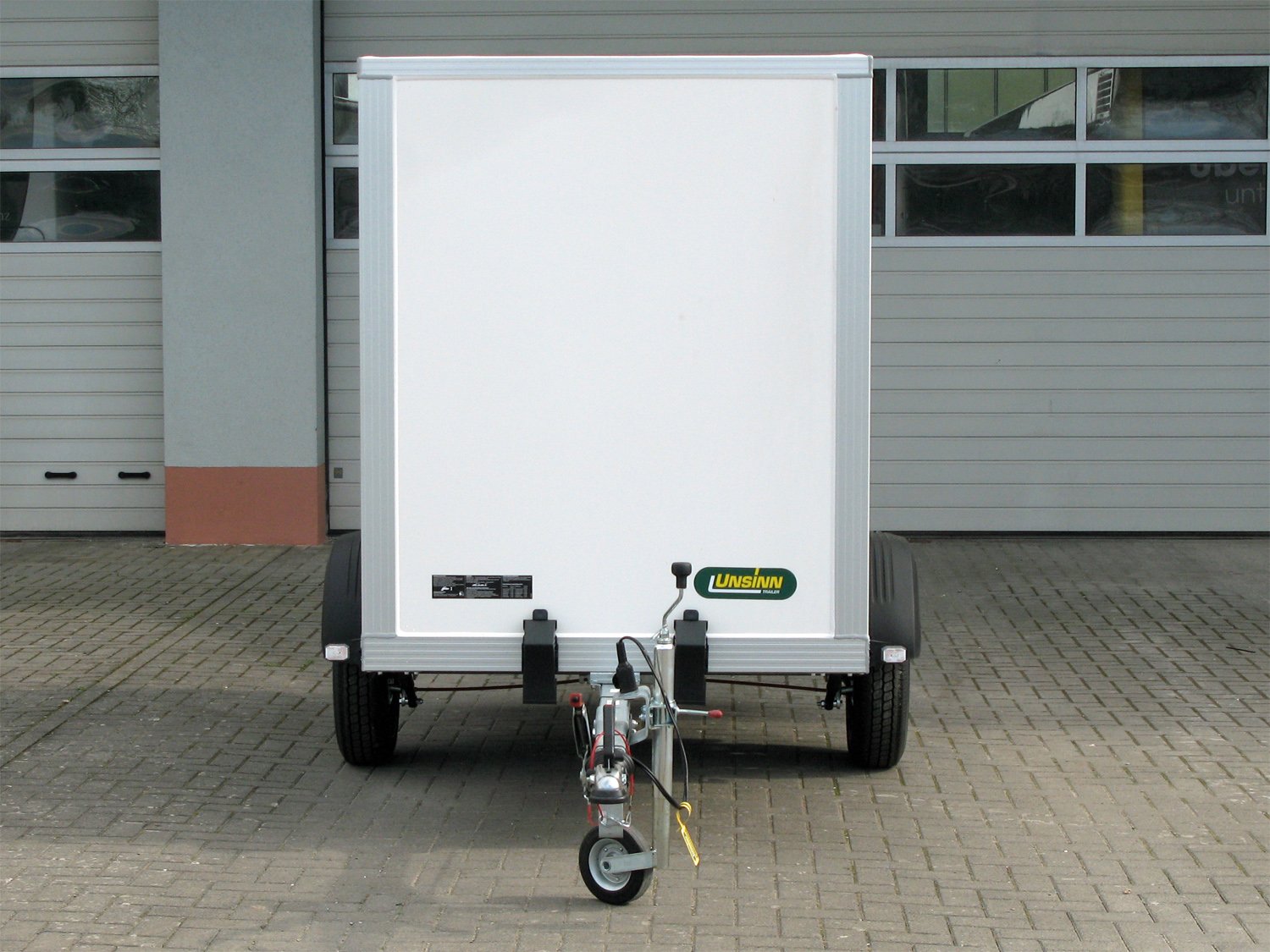 Unsinn Kofferanhänger WEB 42 K 251215-13-13 – Rampe, 1-Achs, gebremst – Ladefläche 255 × 128 cm – 1300 kg – Einachser – Ansicht 2