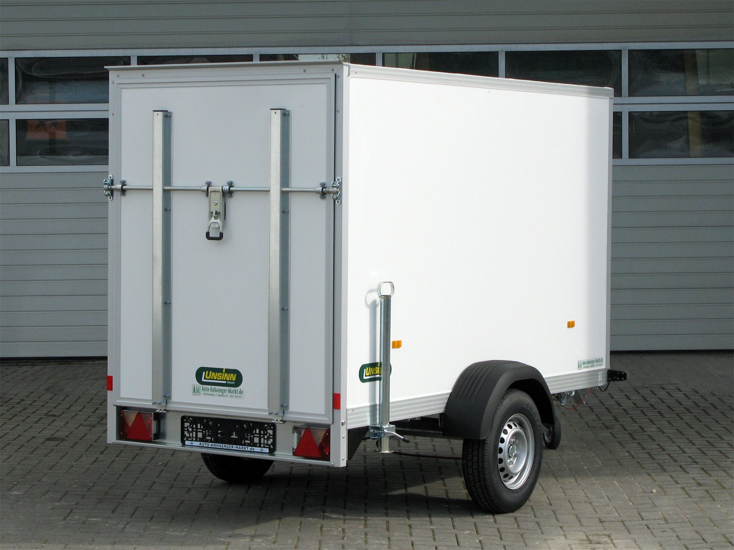 Unsinn Kofferanhänger WEB 42 K 251215-13-13 – Rampe, 1-Achs, gebremst – Ladefläche 255 × 128 cm – 1300 kg – Einachser – Ansicht 4