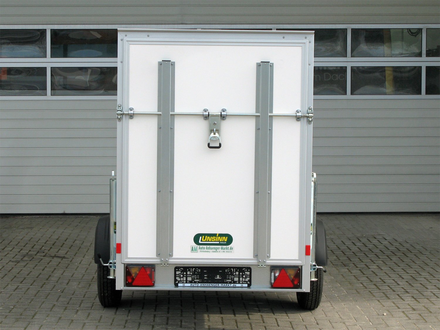 Unsinn Kofferanhänger WEB 42 K 251215-13-13 – Rampe, 1-Achs, gebremst – Ladefläche 255 × 128 cm – 1300 kg – Einachser – Ansicht 5