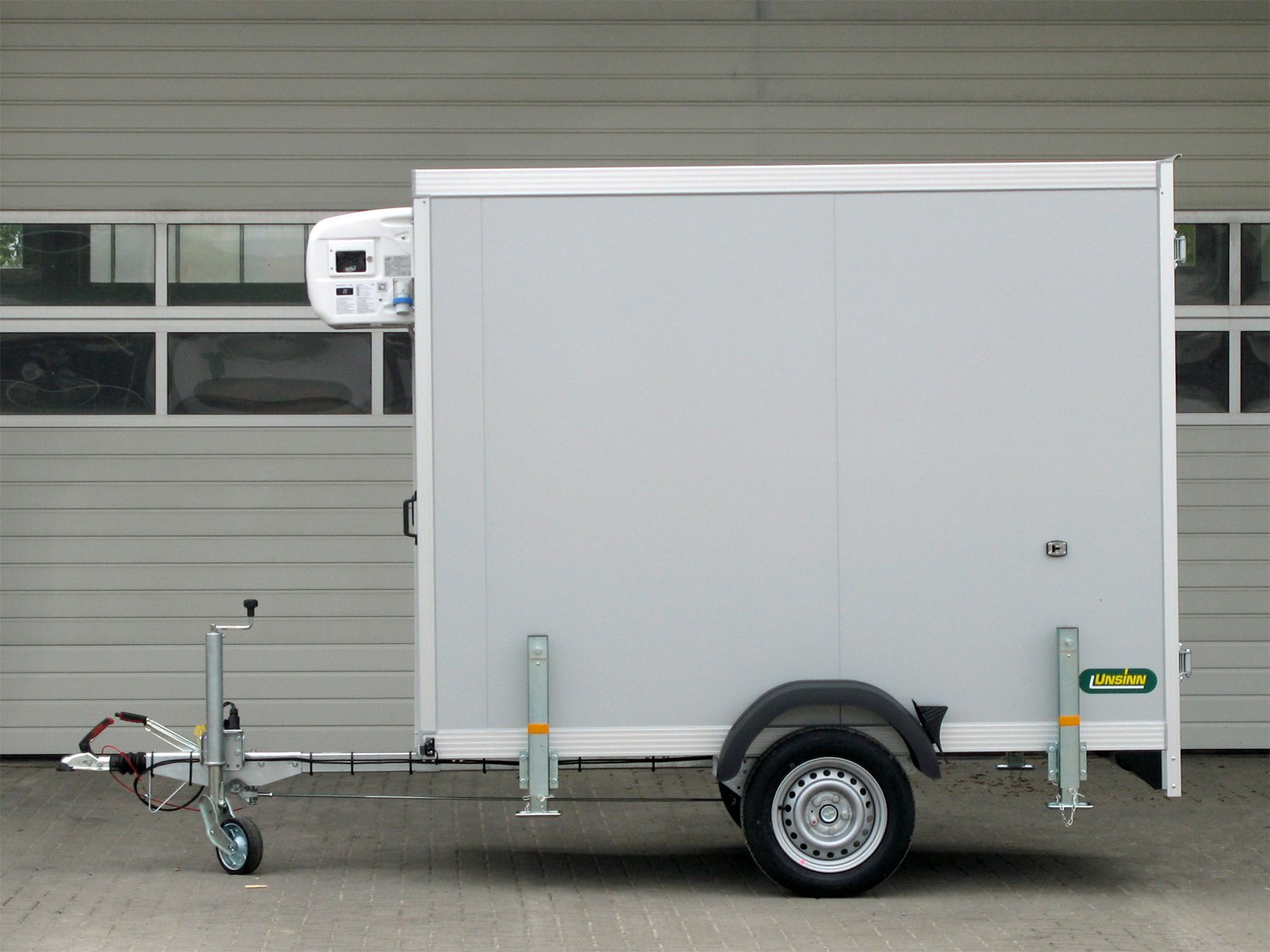 Unsinn Kühlkoffer UKT 6C 2513-13-14 – Tieflader – Ladefläche 250 × 135 cm – 1300 kg – Einachser – Ansicht 2