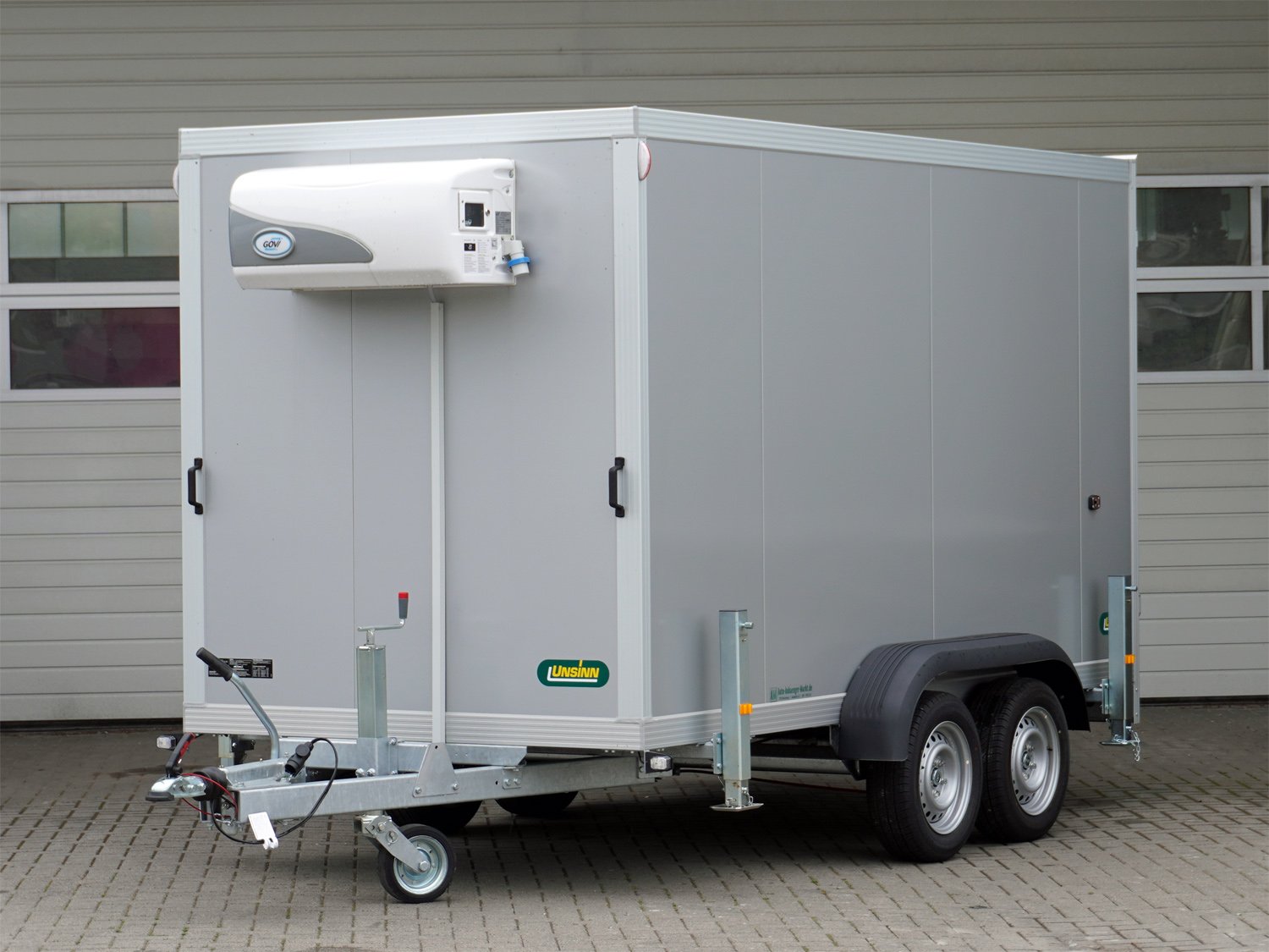 Unsinn Kühlkoffer UKT 6C 3015-26-14 – Tieflader – Ladefläche 300 × 150 cm – 2600 kg – Tandemachser – Ansicht 1